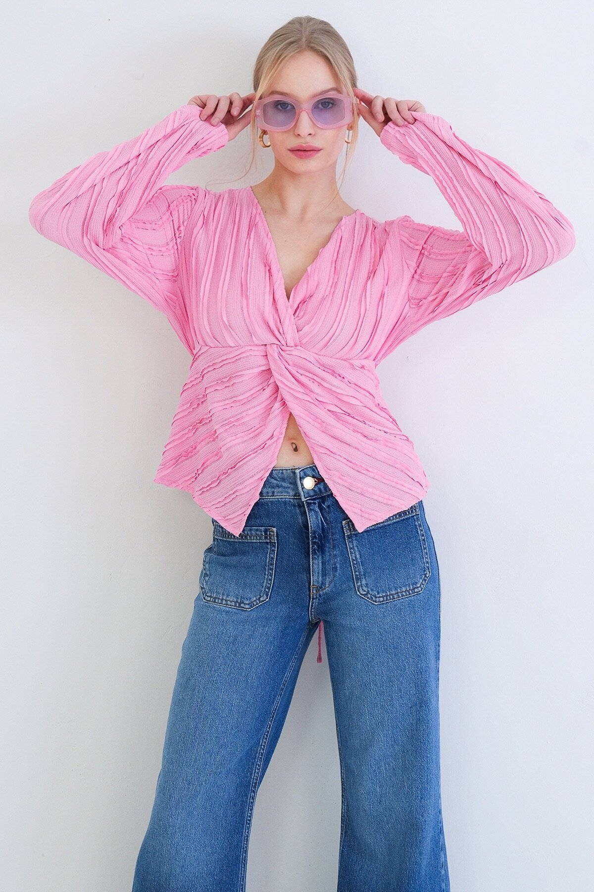 V Yaka Burgu Detaylı Fırfır Kumaş Bluz