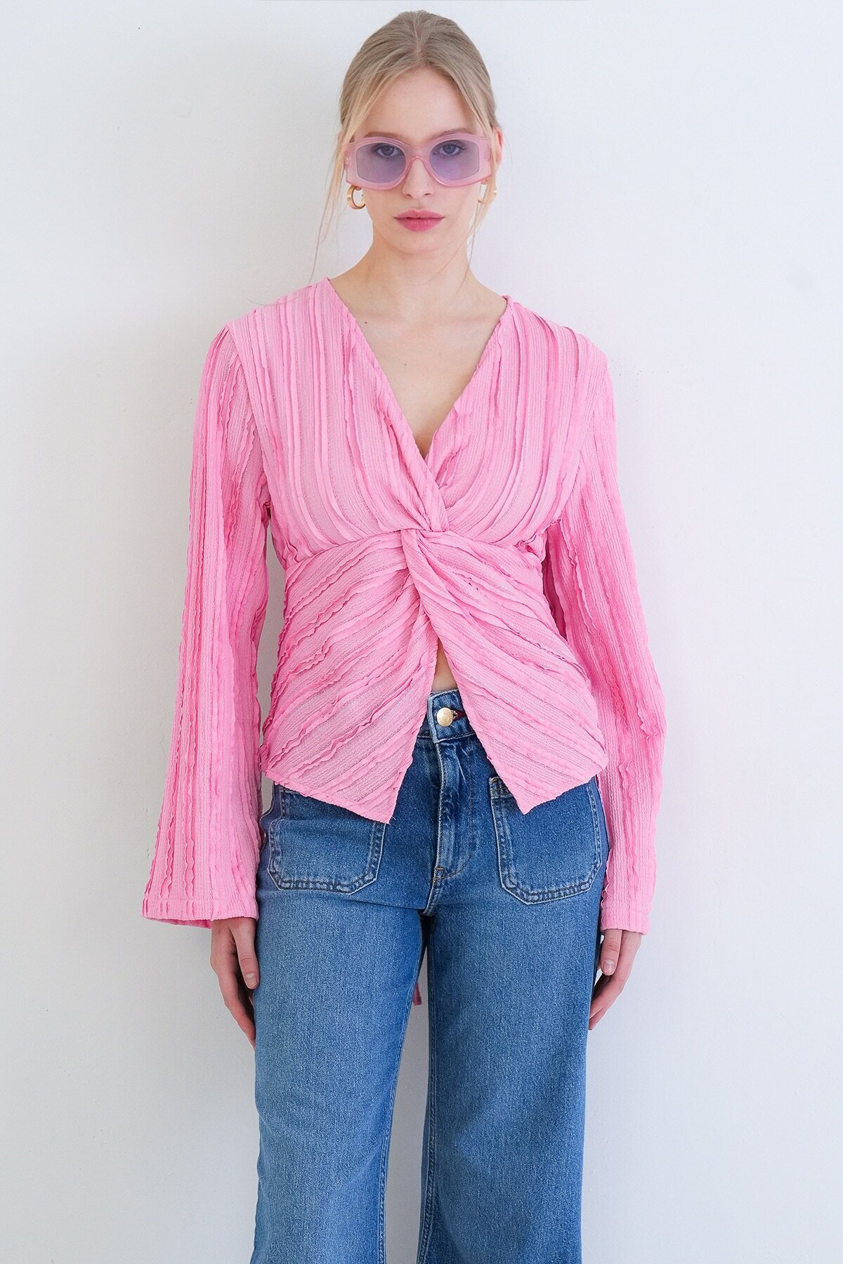 V Yaka Burgu Detaylı Fırfır Kumaş Bluz