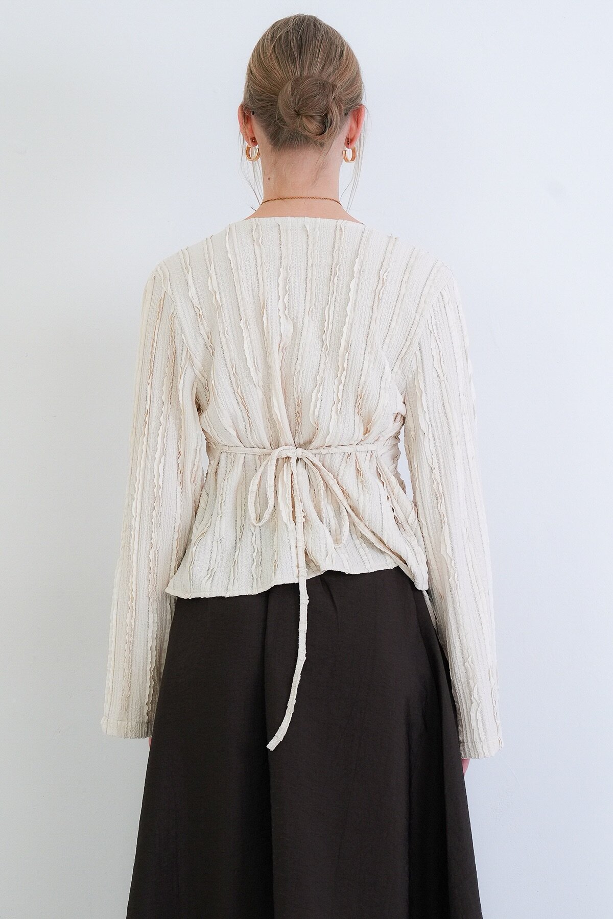 V Yaka Burgu Detaylı Fırfır Kumaş Bluz