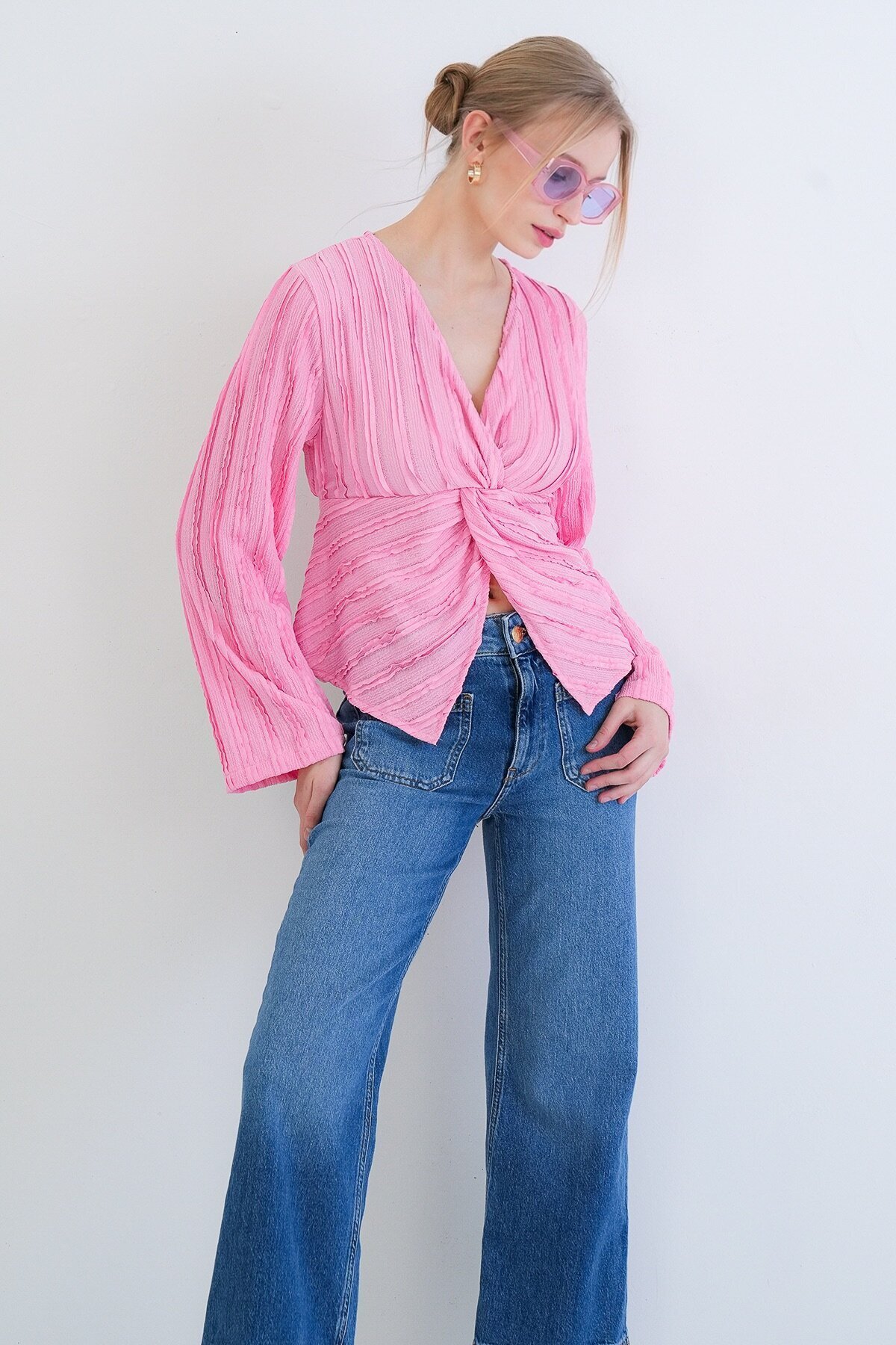 V Yaka Burgu Detaylı Fırfır Kumaş Bluz