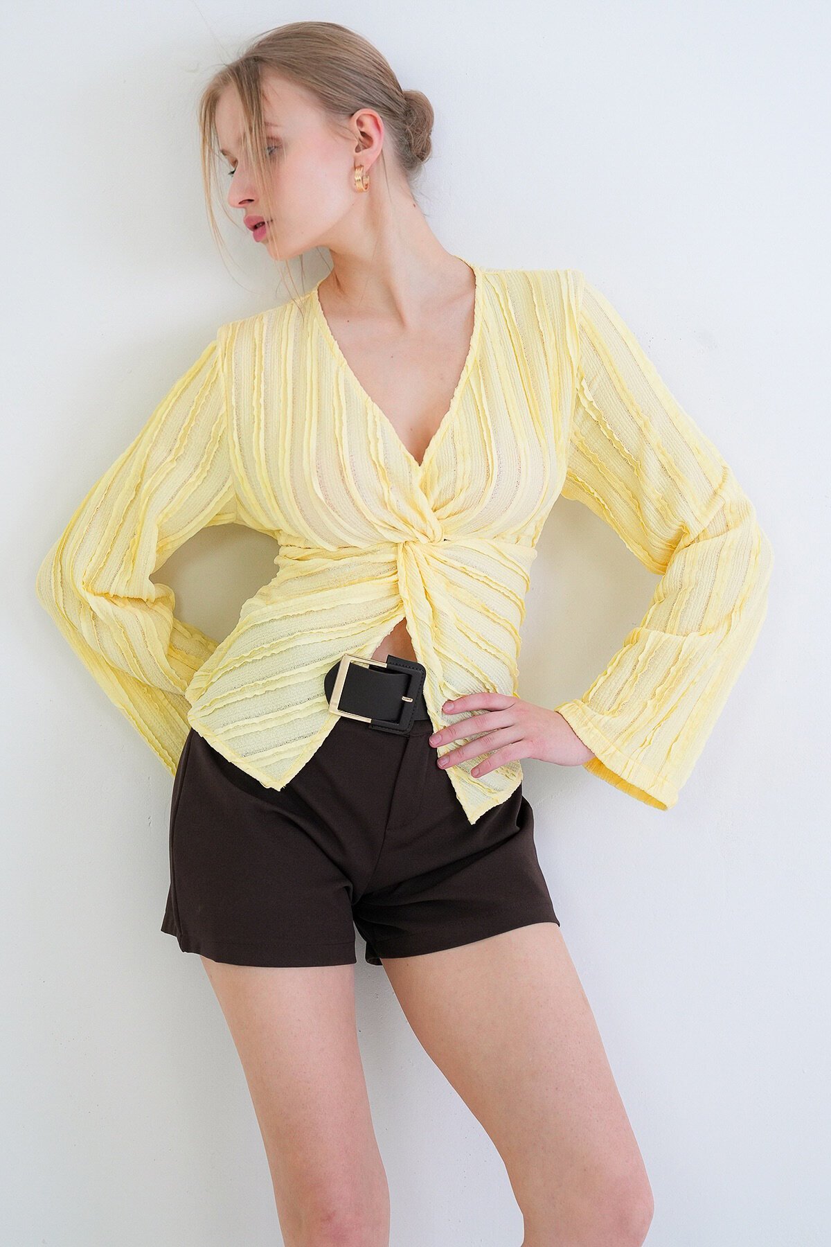 V Yaka Burgu Detaylı Fırfır Kumaş Bluz