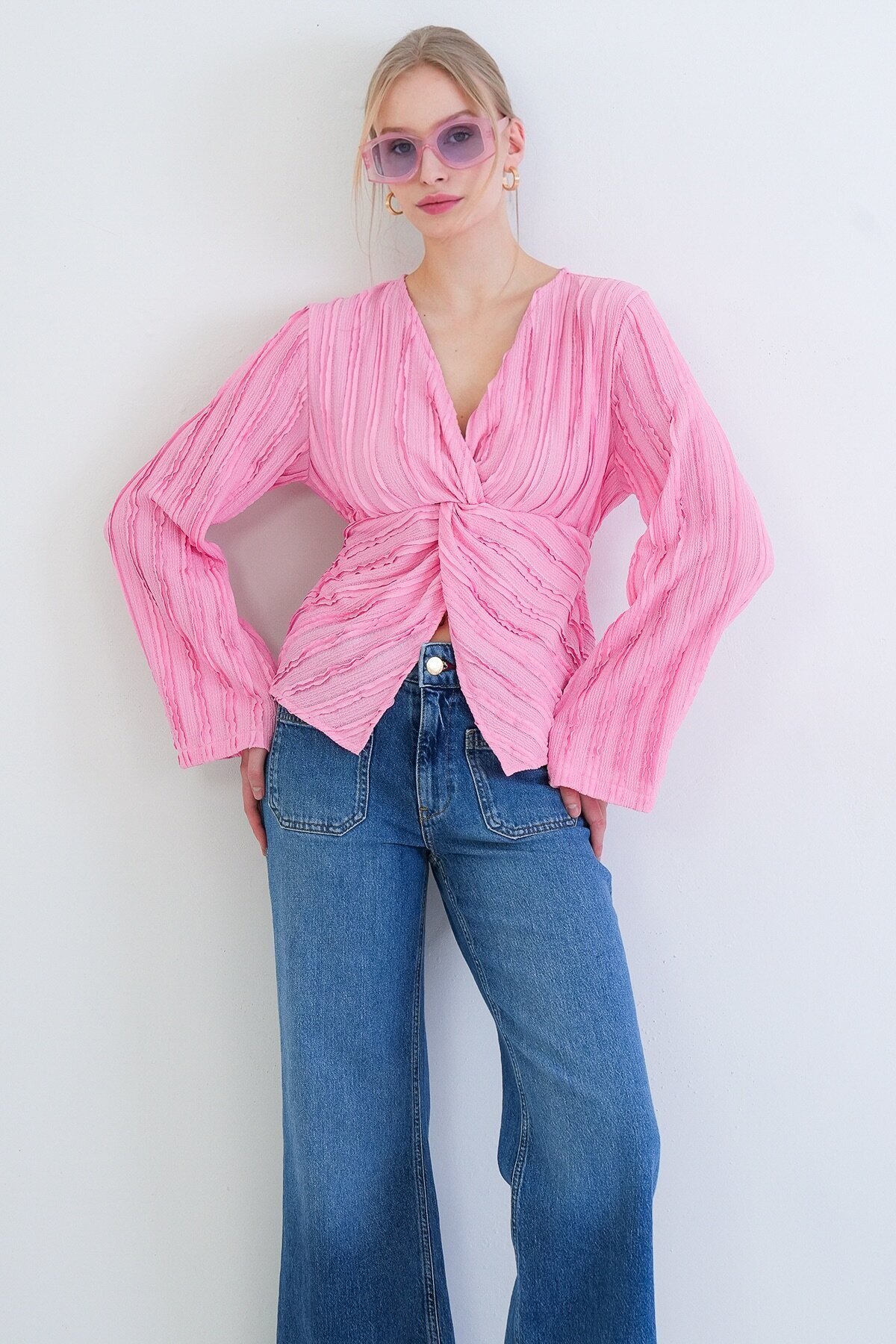 V Yaka Burgu Detaylı Fırfır Kumaş Bluz