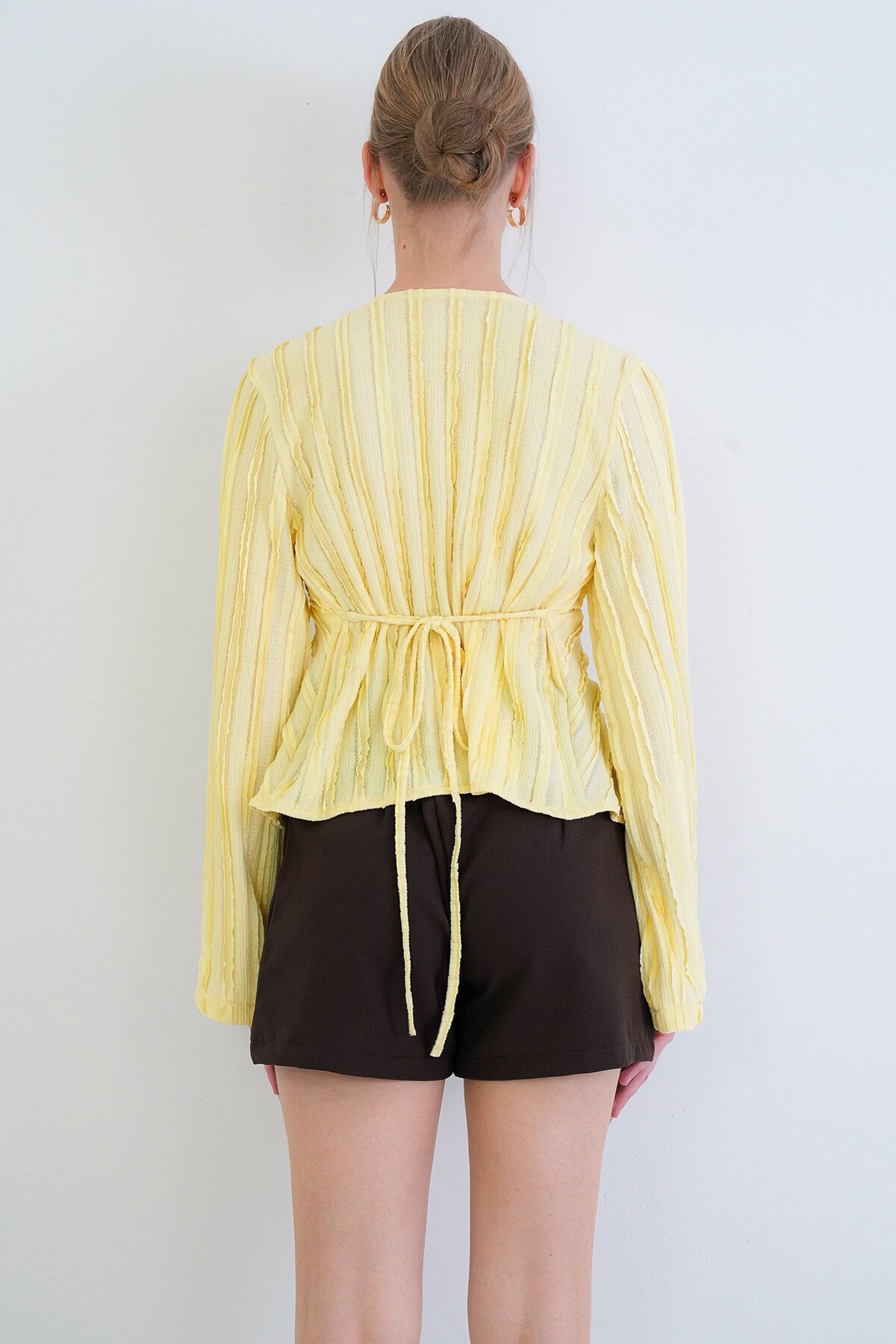 V Yaka Burgu Detaylı Fırfır Kumaş Bluz