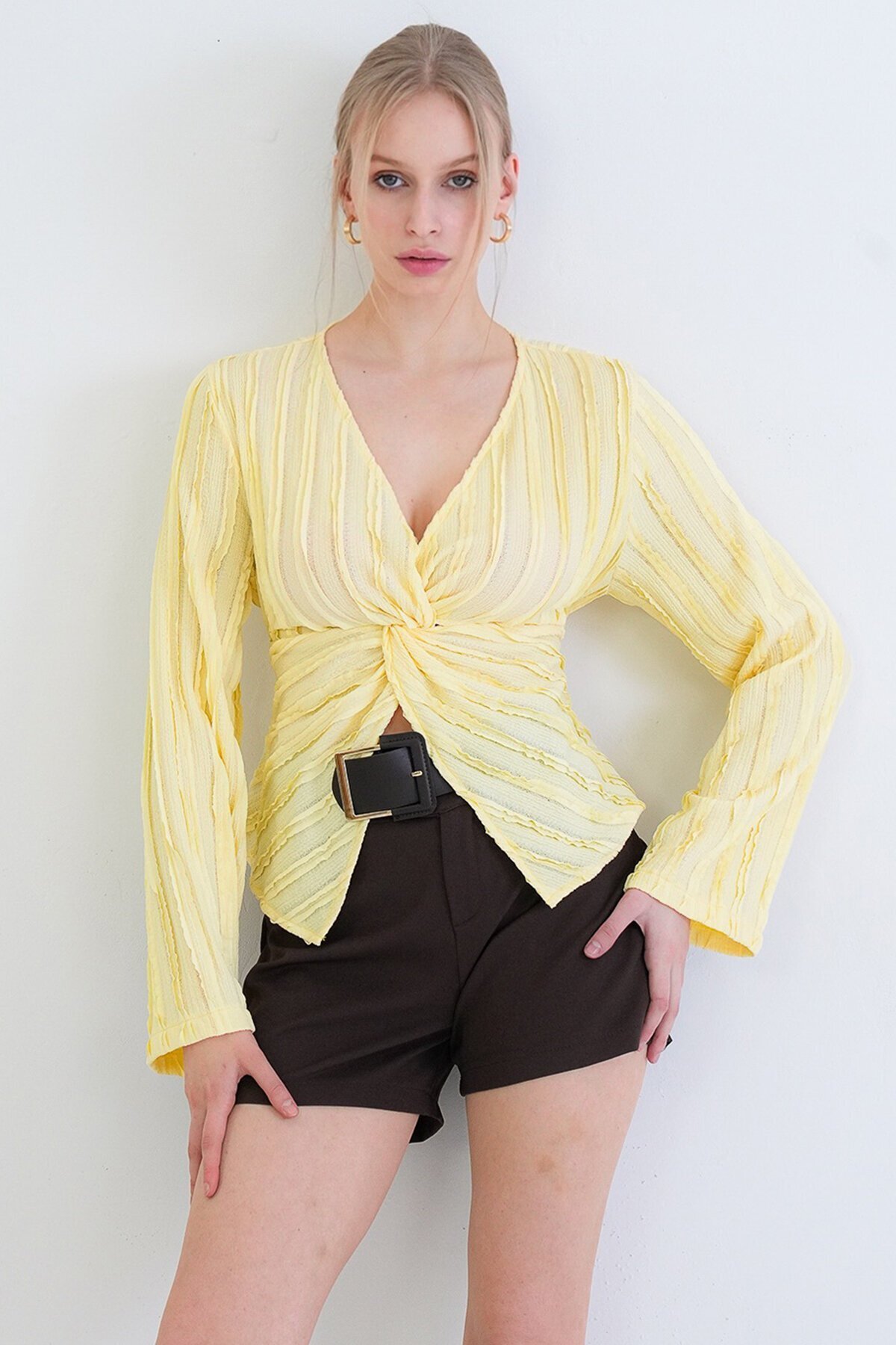 V Yaka Burgu Detaylı Fırfır Kumaş Bluz