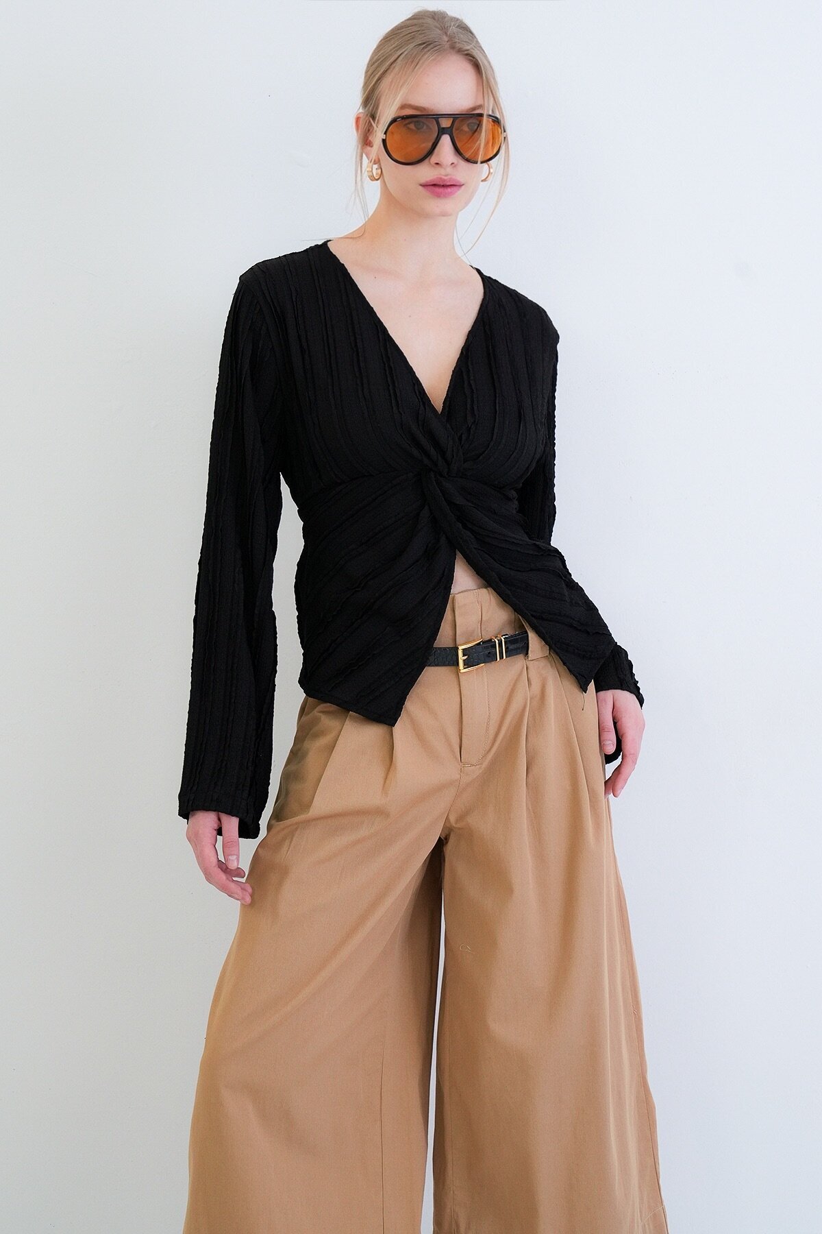 V Yaka Burgu Detaylı Fırfır Kumaş Bluz