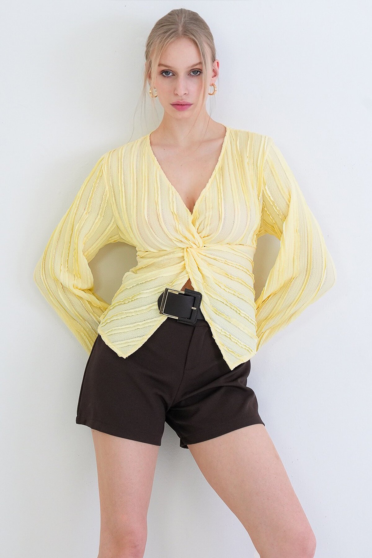 V Yaka Burgu Detaylı Fırfır Kumaş Bluz