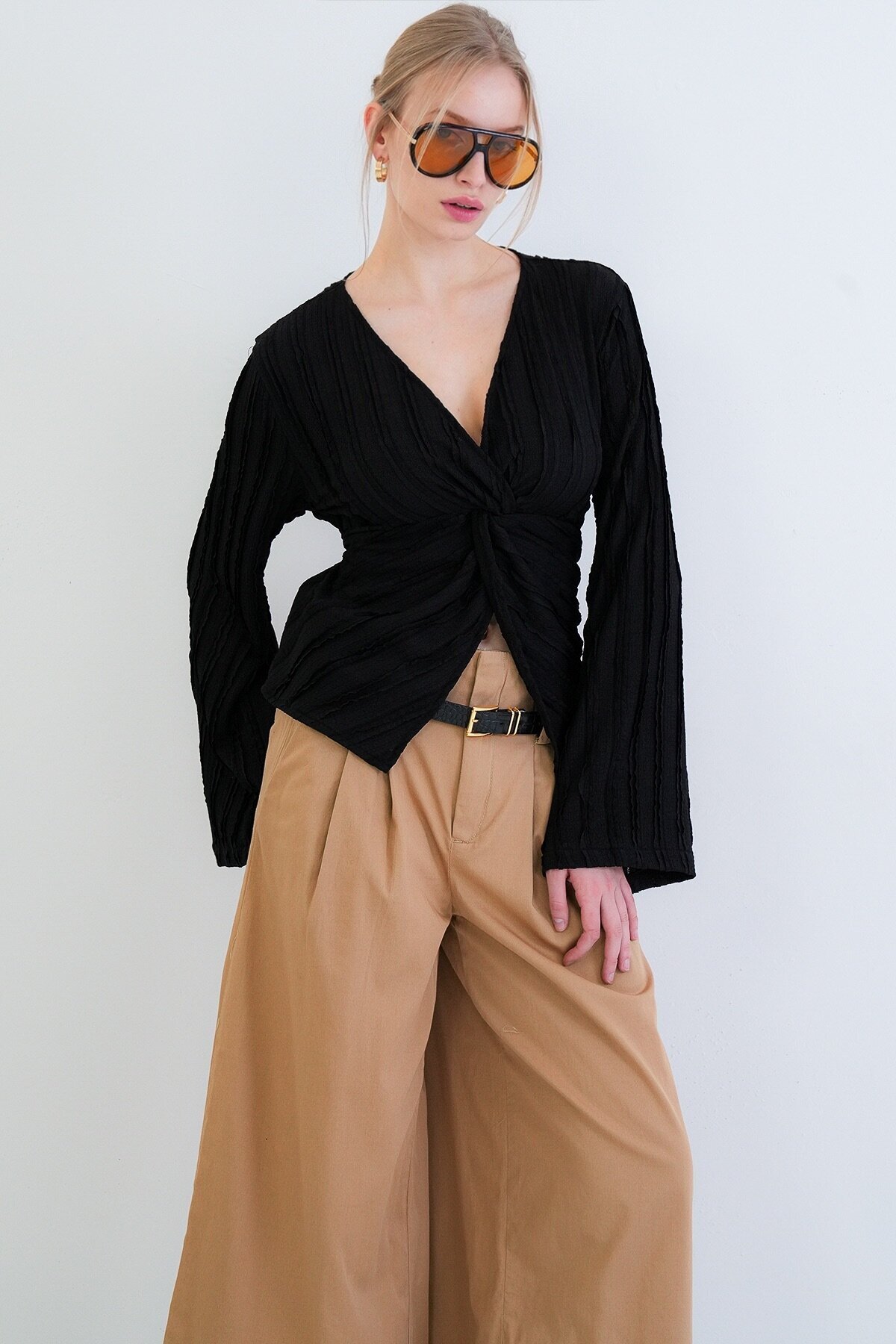 V Yaka Burgu Detaylı Fırfır Kumaş Bluz