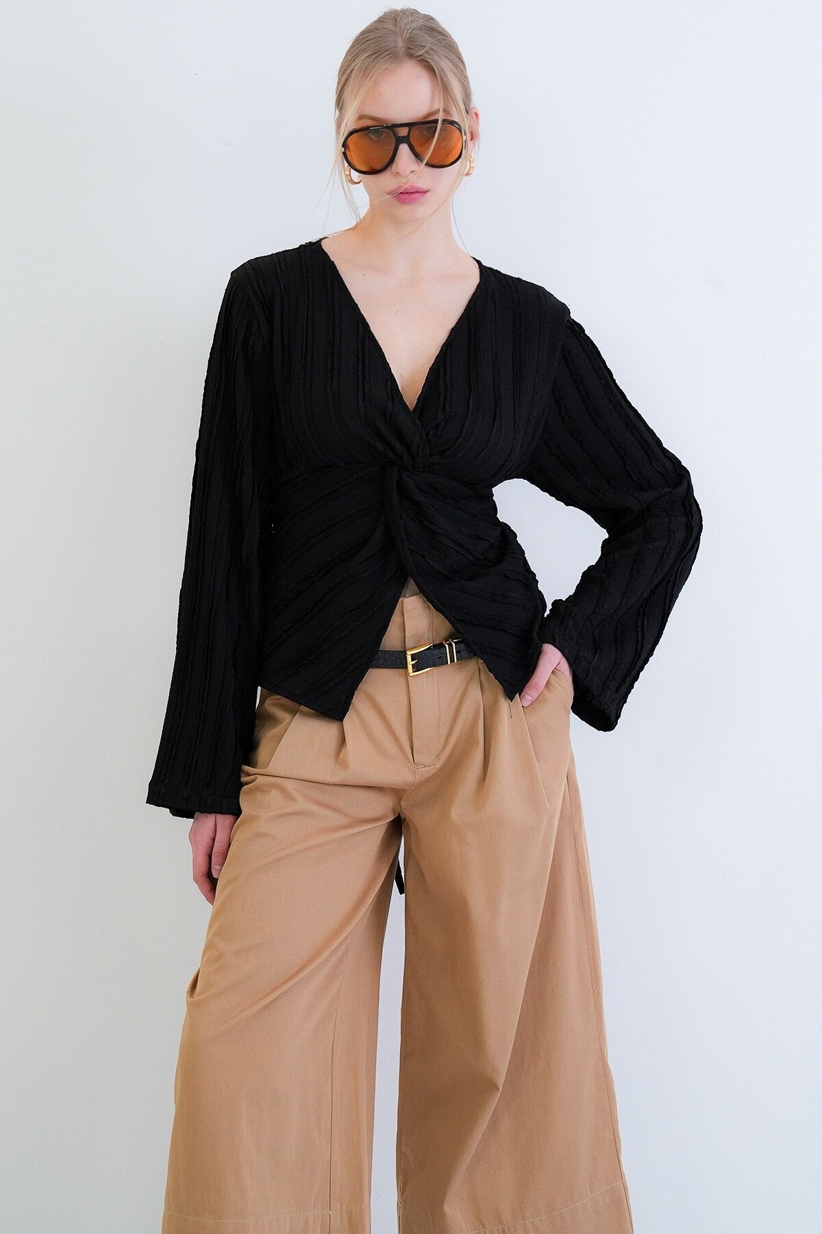 V Yaka Burgu Detaylı Fırfır Kumaş Bluz