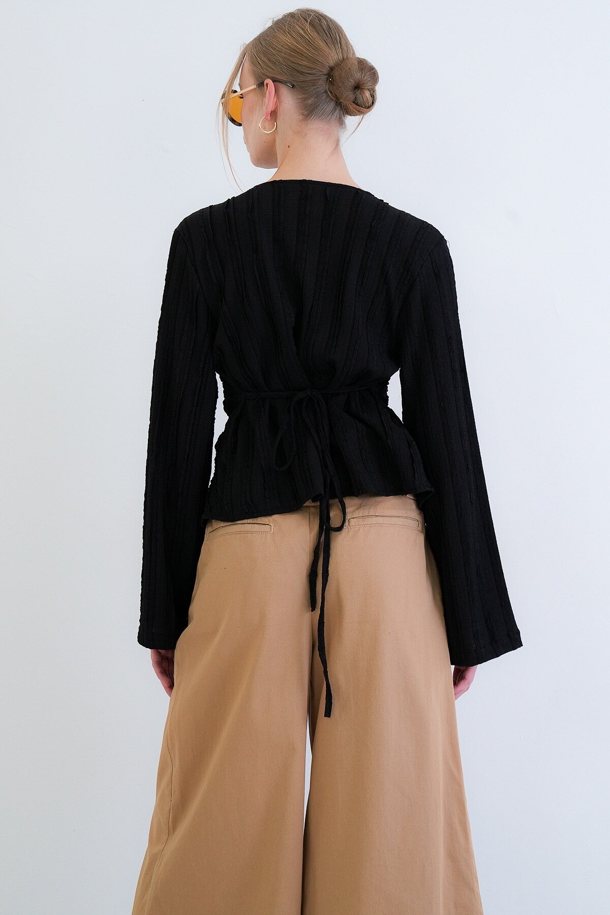 V Yaka Burgu Detaylı Fırfır Kumaş Bluz