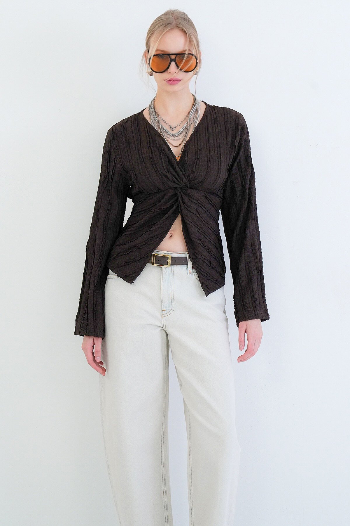 V Yaka Burgu Detaylı Fırfır Kumaş Bluz