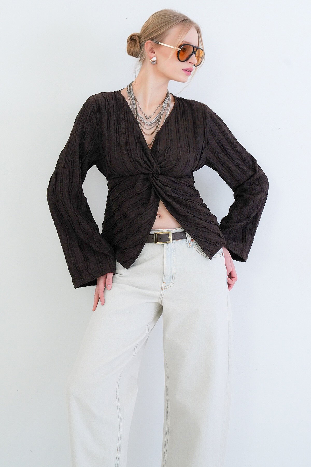 V Yaka Burgu Detaylı Fırfır Kumaş Bluz