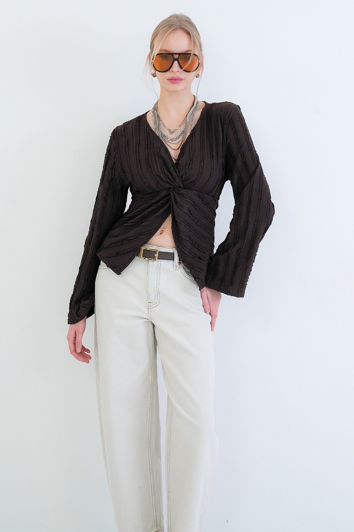 V Yaka Burgu Detaylı Fırfır Kumaş Bluz