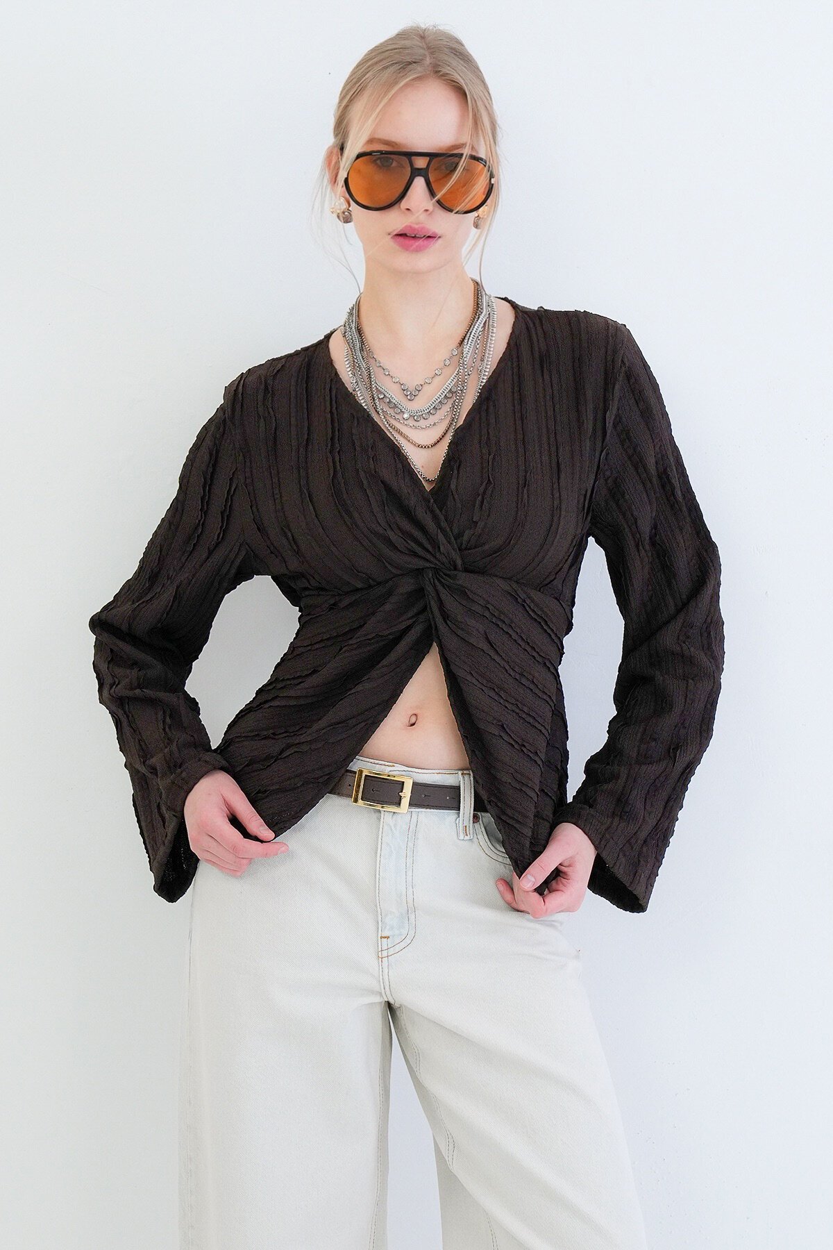 V Yaka Burgu Detaylı Fırfır Kumaş Bluz