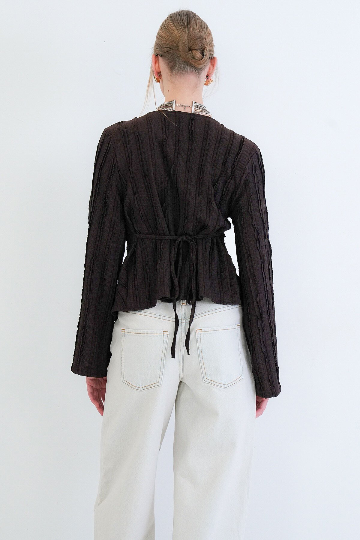 V Yaka Burgu Detaylı Fırfır Kumaş Bluz