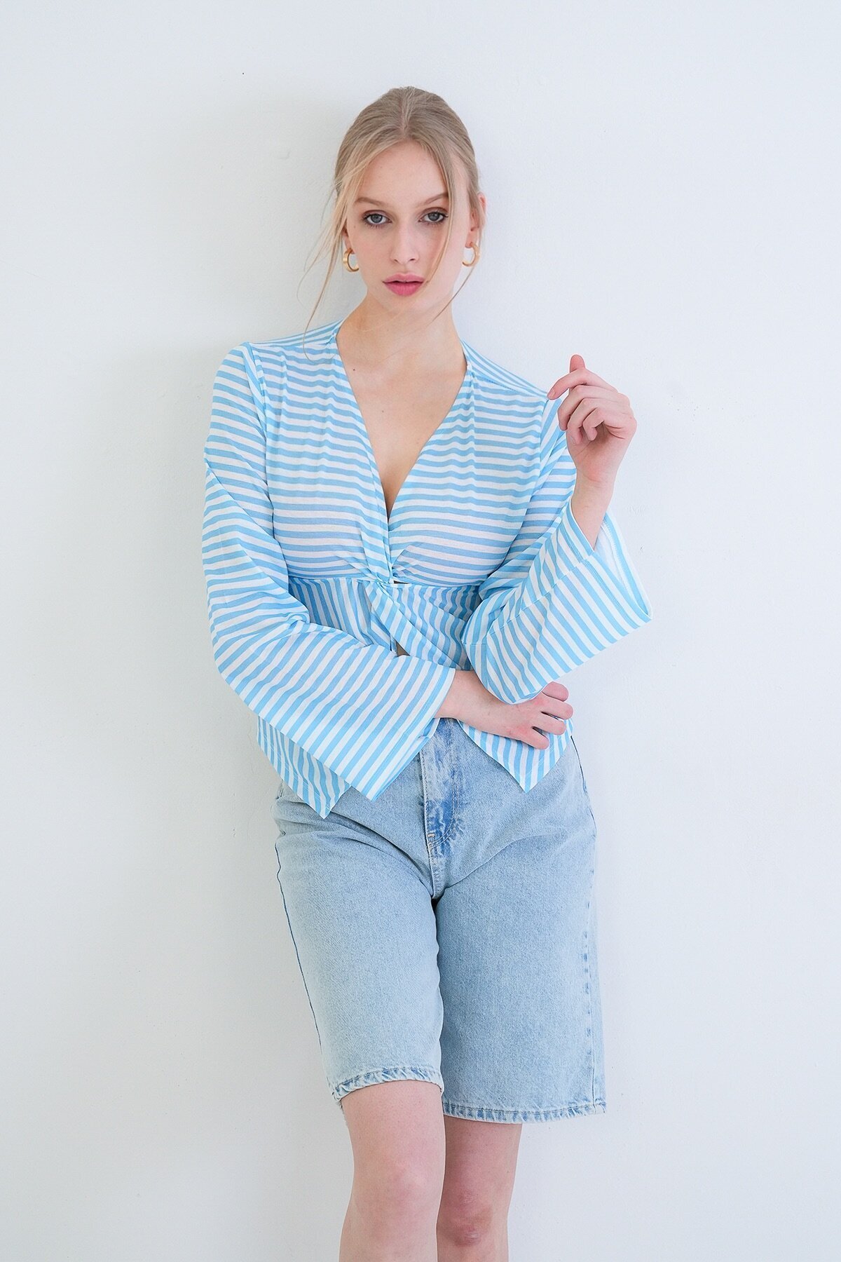 V Yaka Burgu Ve Yırtmaç Detaylı Pamuklu Bluz