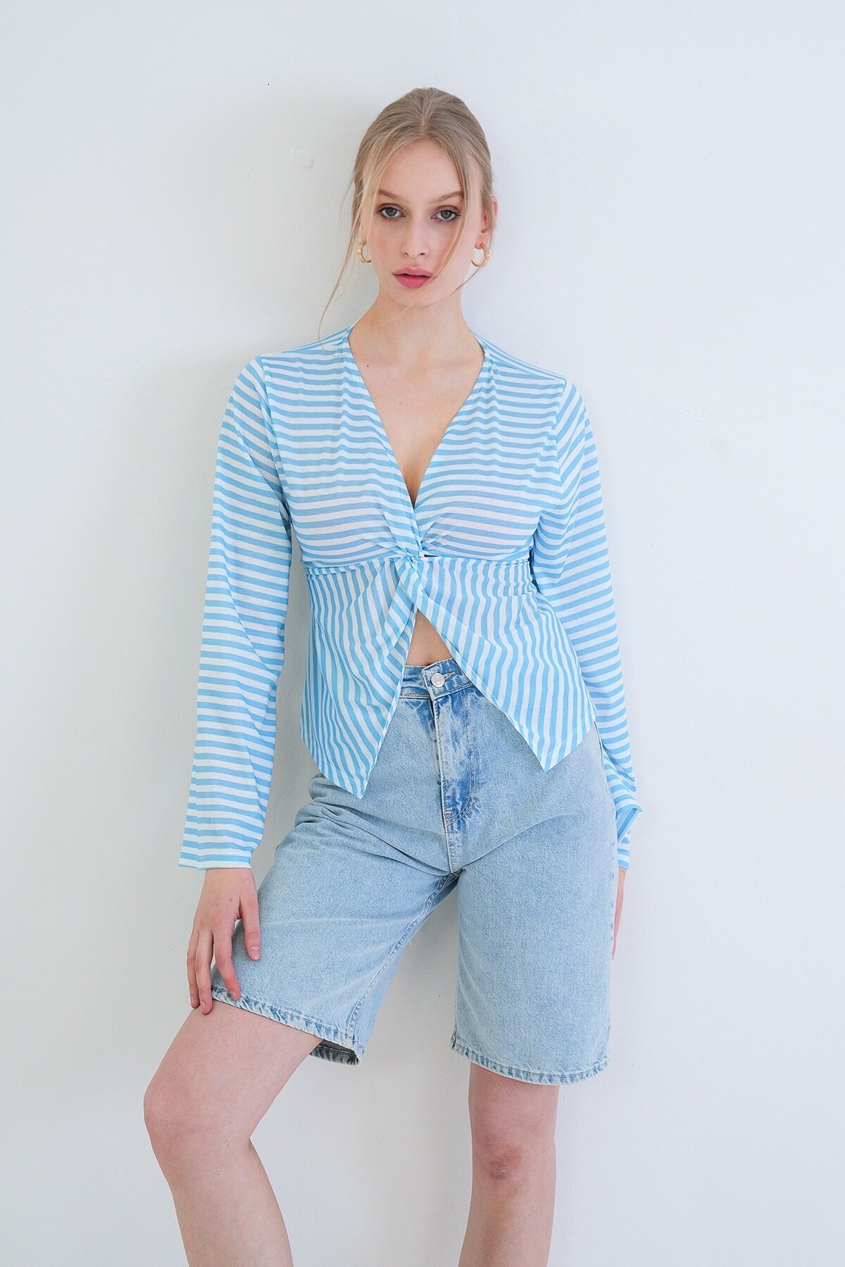 V Yaka Burgu Ve Yırtmaç Detaylı Pamuklu Bluz