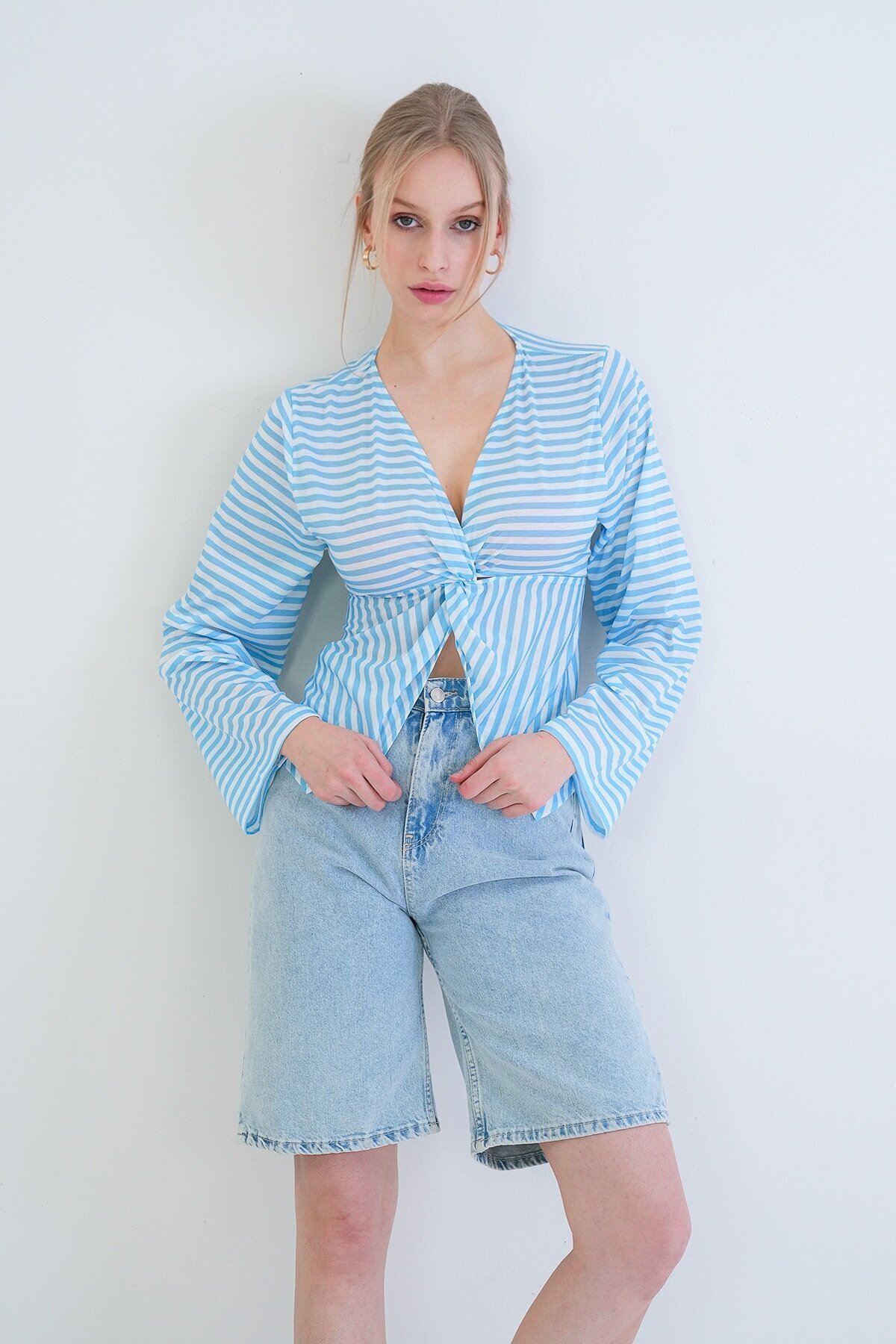 V Yaka Burgu Ve Yırtmaç Detaylı Pamuklu Bluz