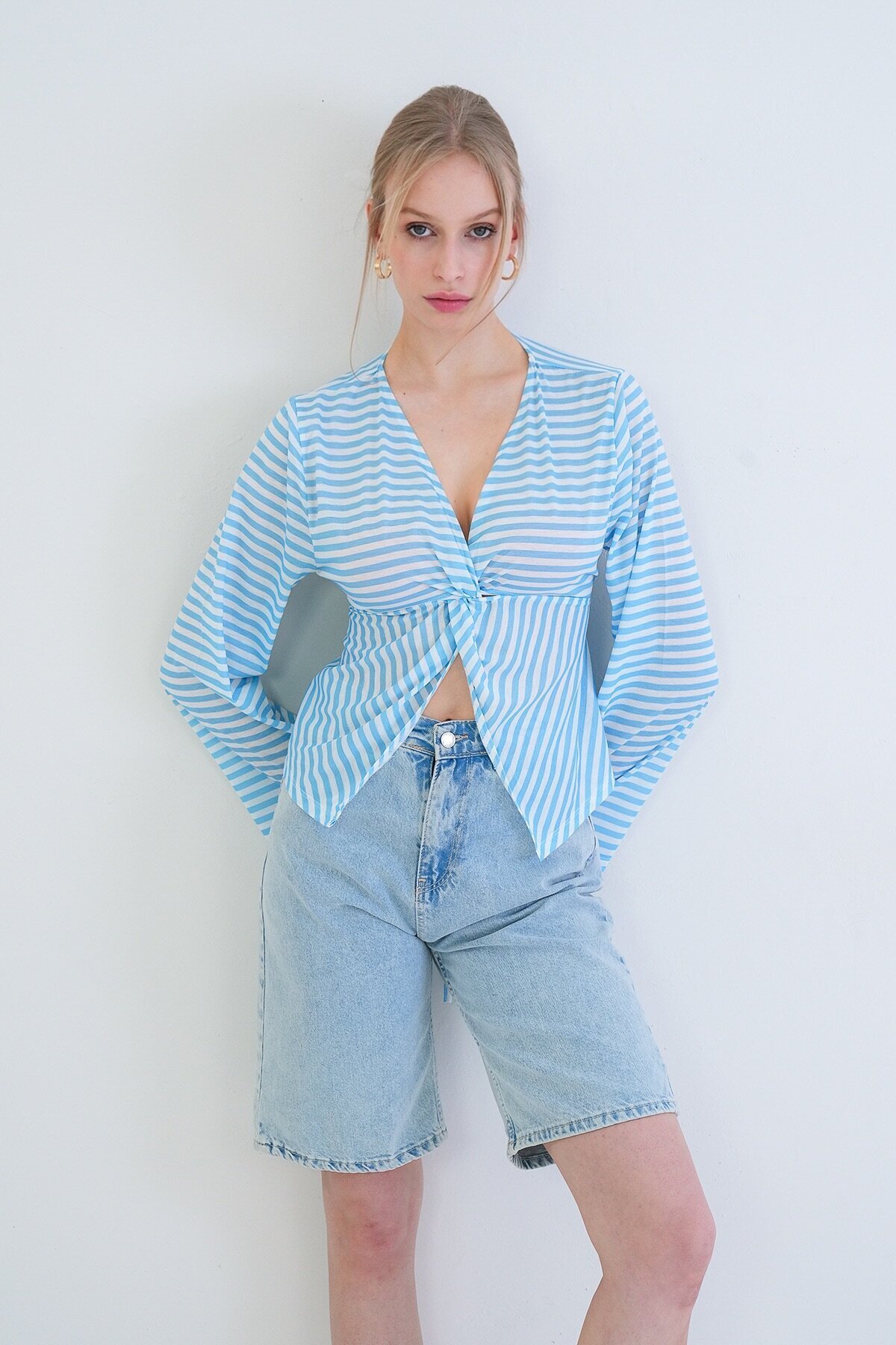 V Yaka Burgu Ve Yırtmaç Detaylı Pamuklu Bluz