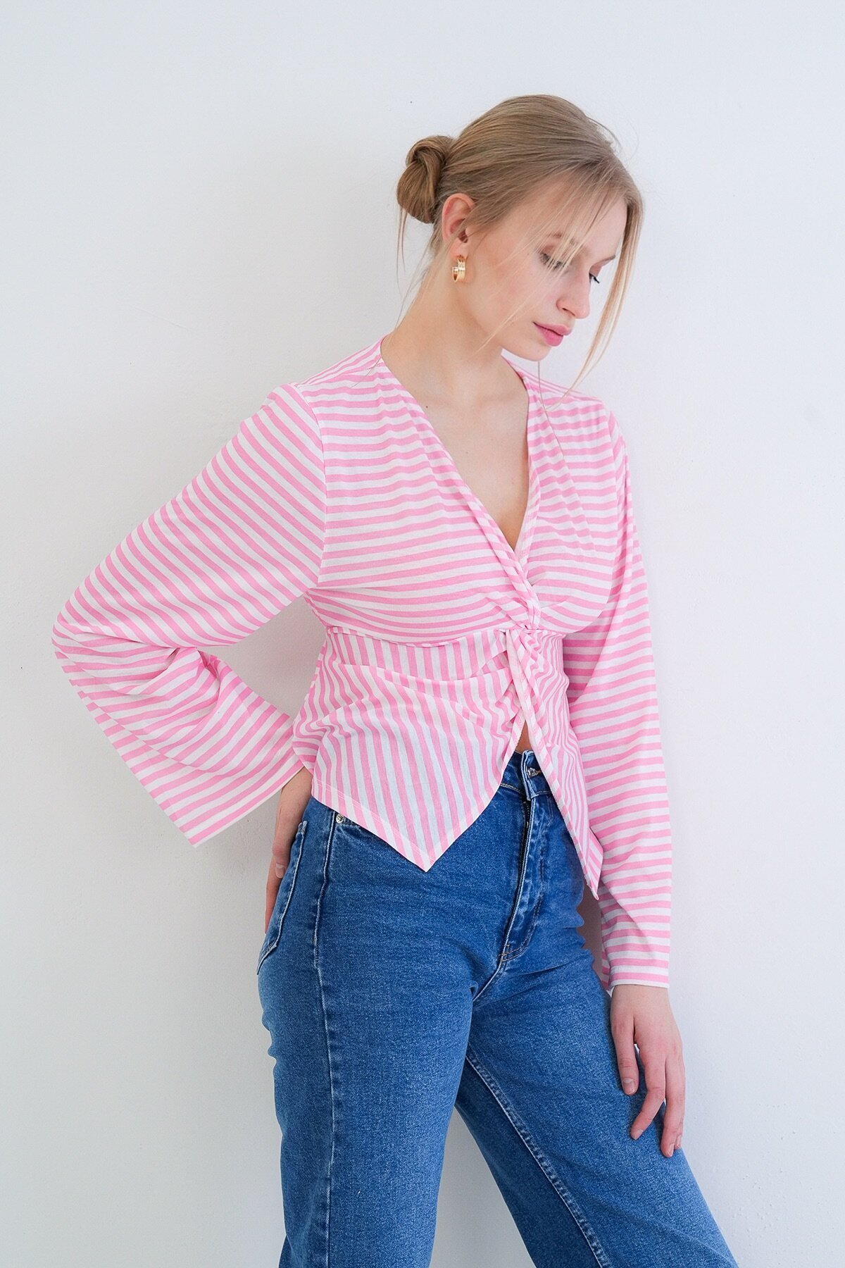 V Yaka Burgu Ve Yırtmaç Detaylı Pamuklu Bluz