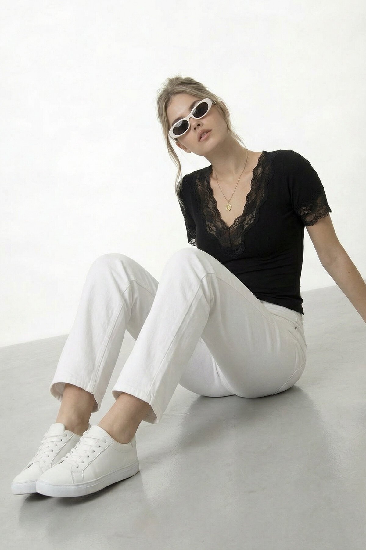 V Yaka Dantel Detaylı Bluz