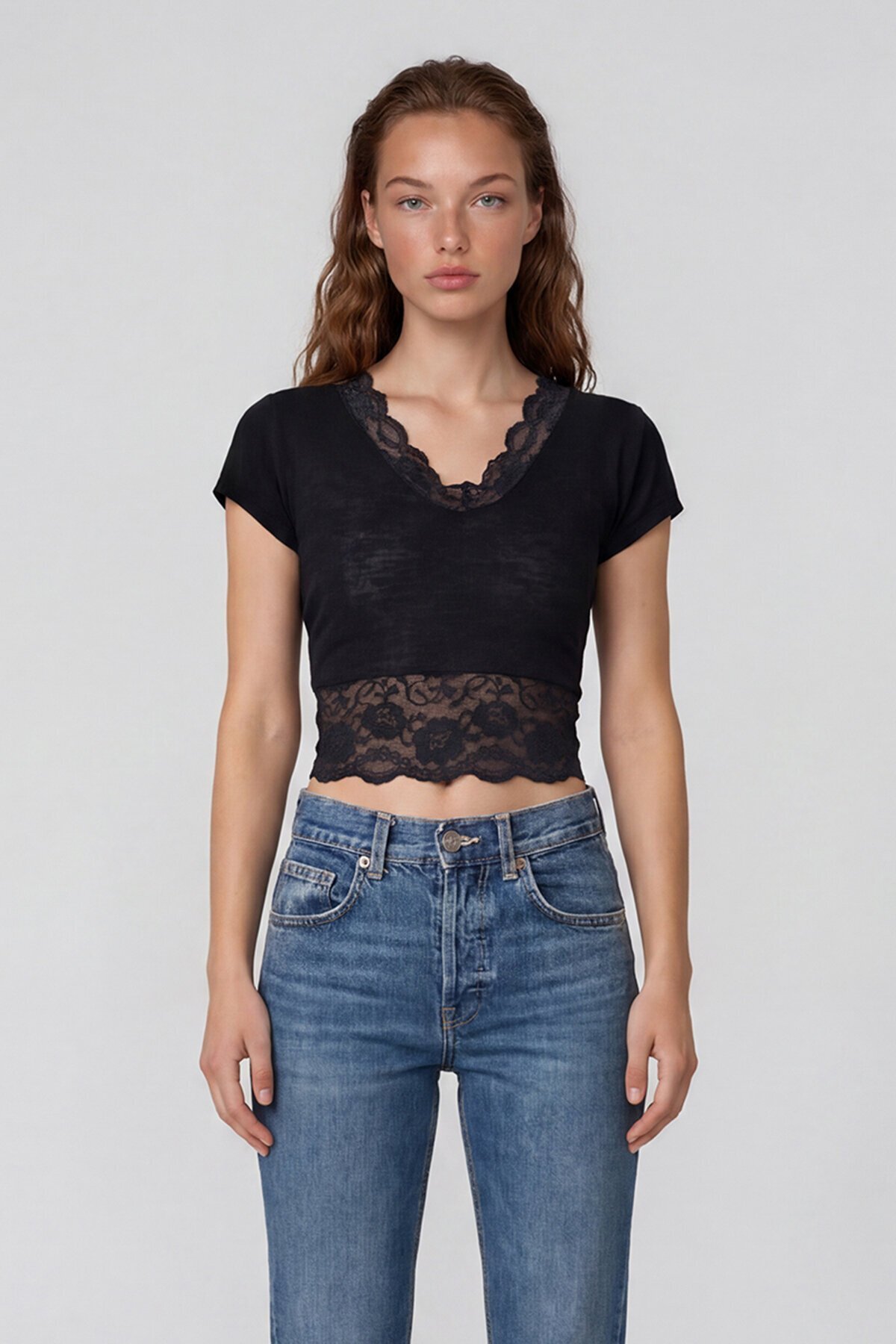 V Yaka Dantel Detaylı Crop Bluz