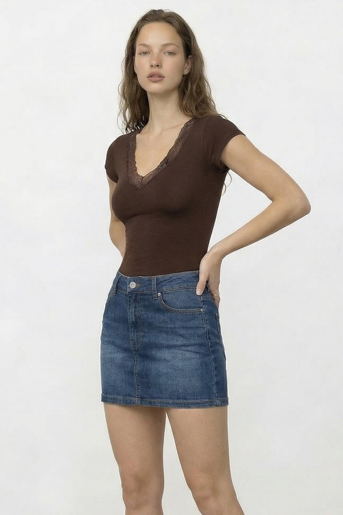 V Yaka Dantel Detaylı Kısa Kol Bluz