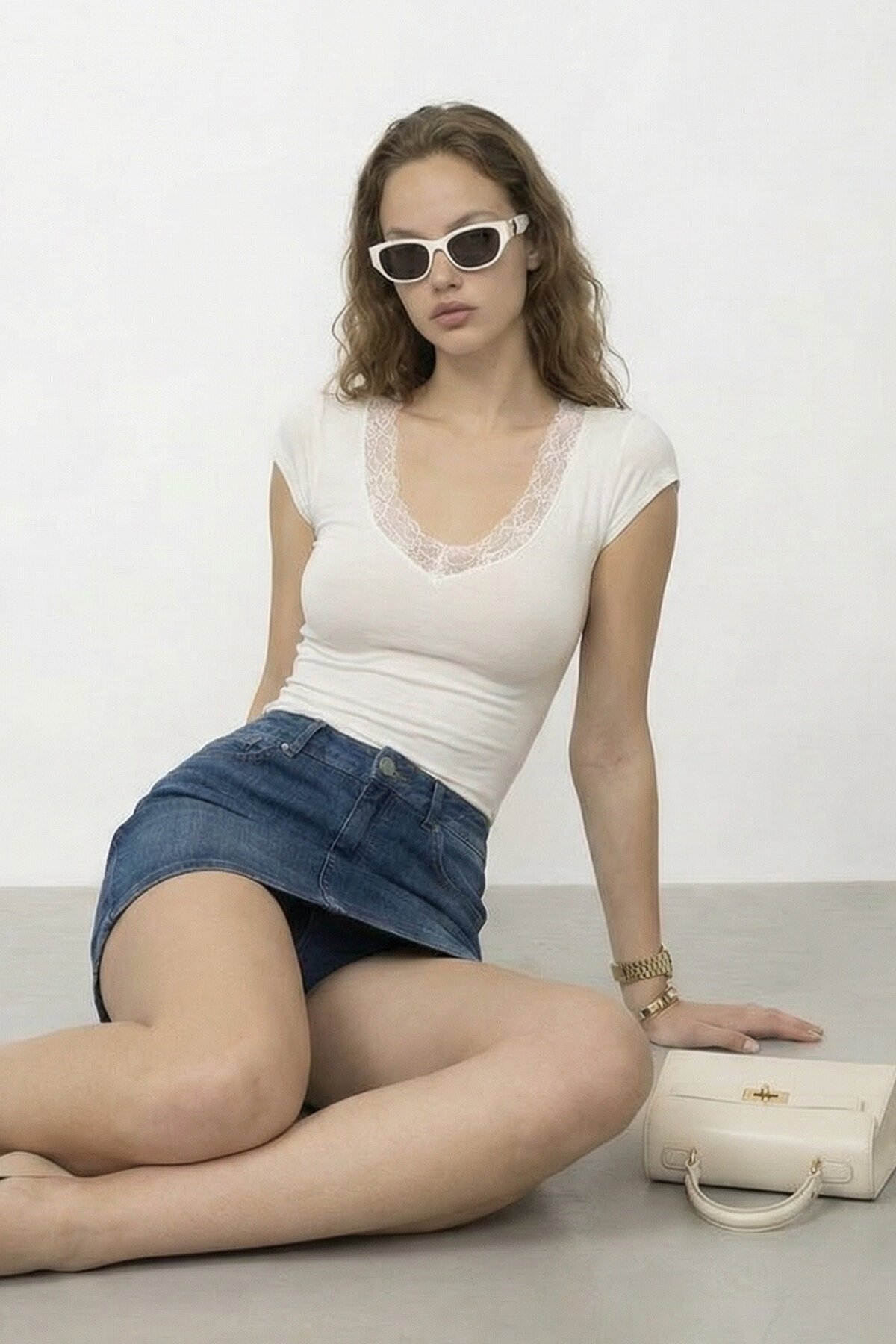 V Yaka Dantel Detaylı Kısa Kol Bluz