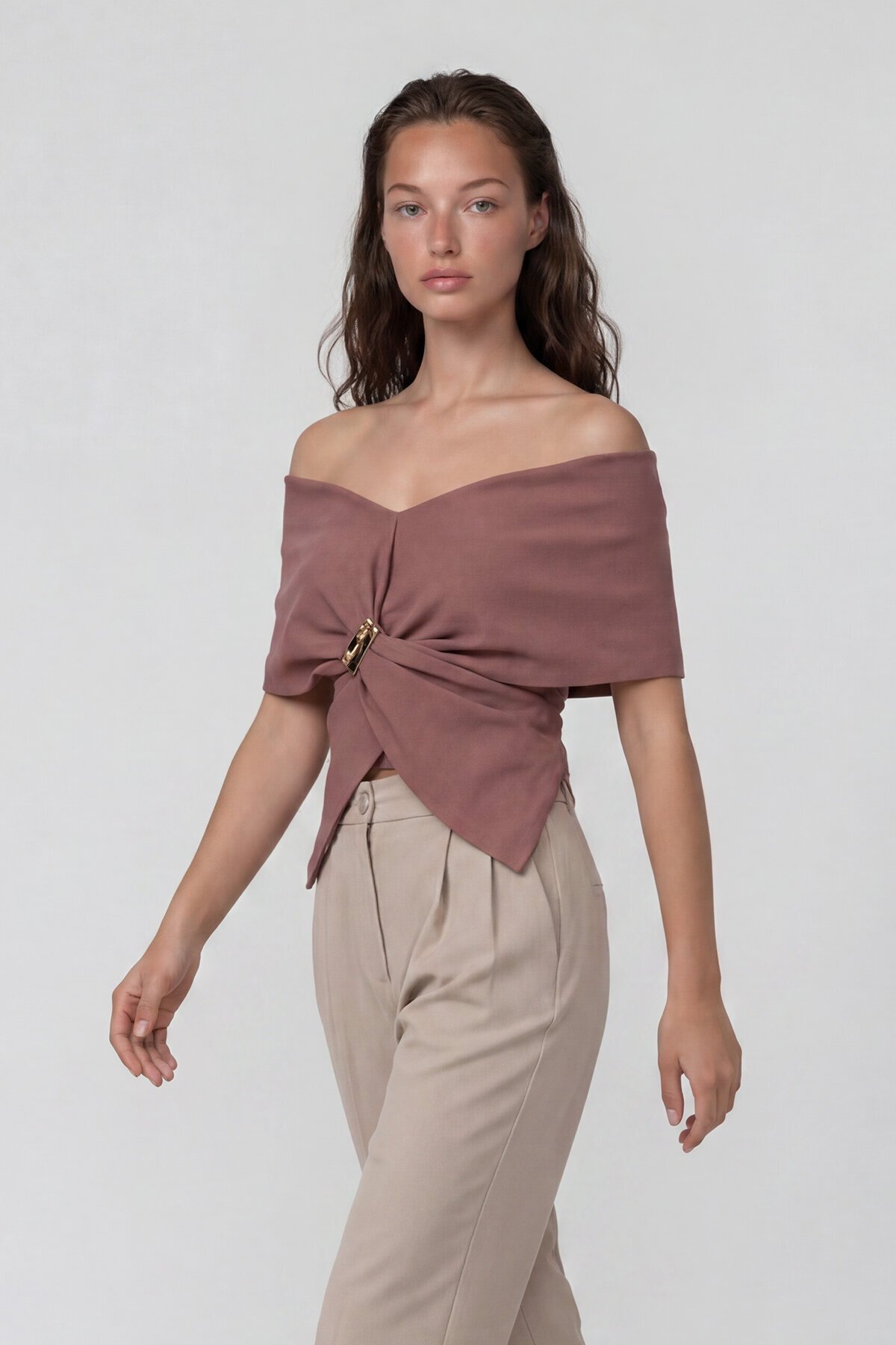 V Yaka Drape Detaylı Metal Aksesuarlı Tasarım Kolsuz Bluz