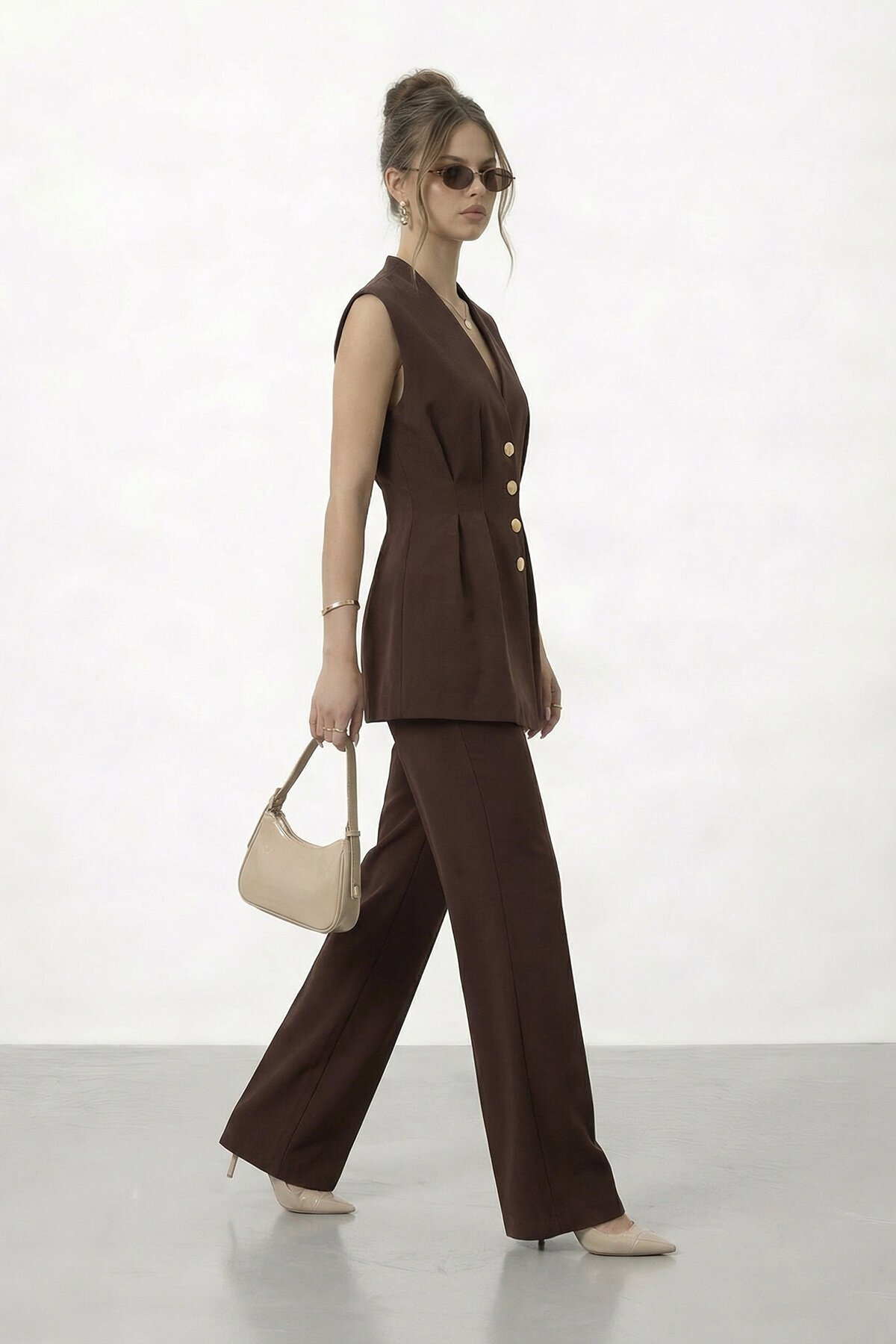 V Yaka Düğme Detaylı Kolsuz Takım