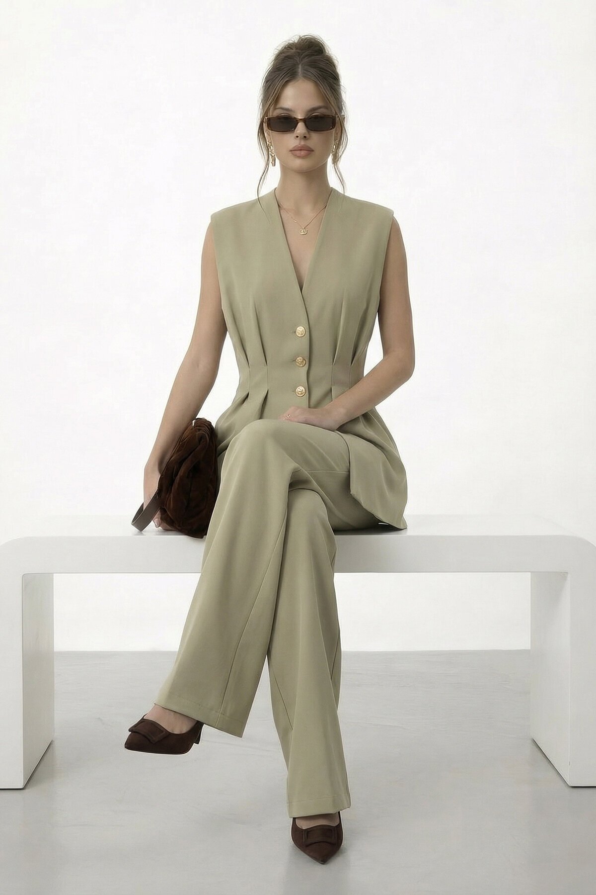 V Yaka Düğme Detaylı Kolsuz Takım