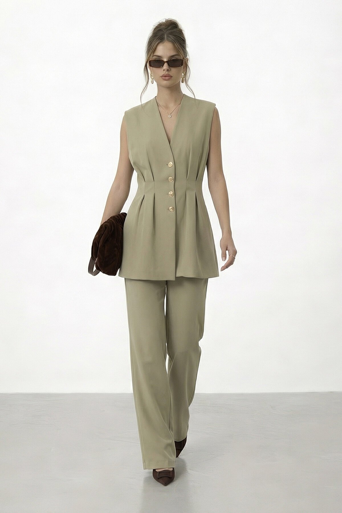 V Yaka Düğme Detaylı Kolsuz Takım