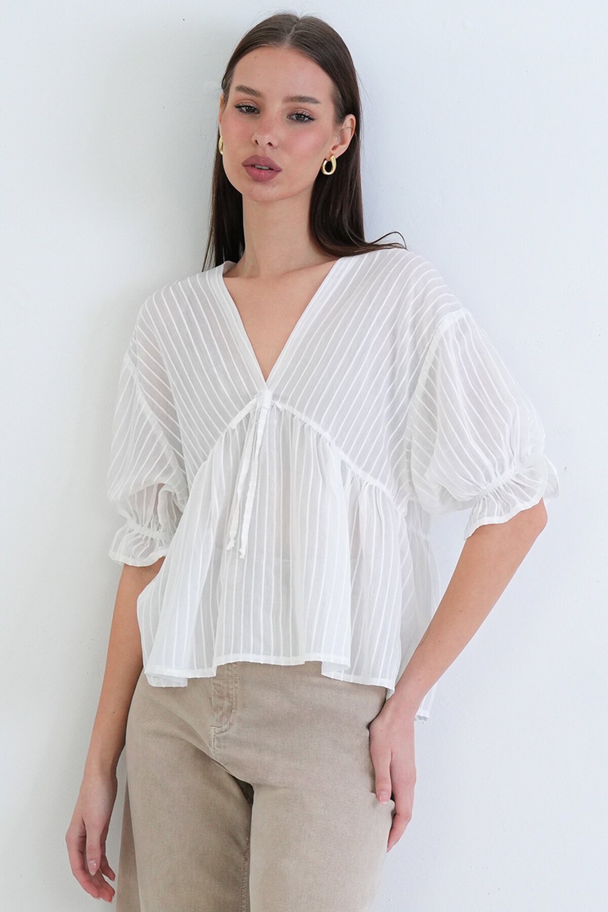 V Yaka Fırfırlı Bluz