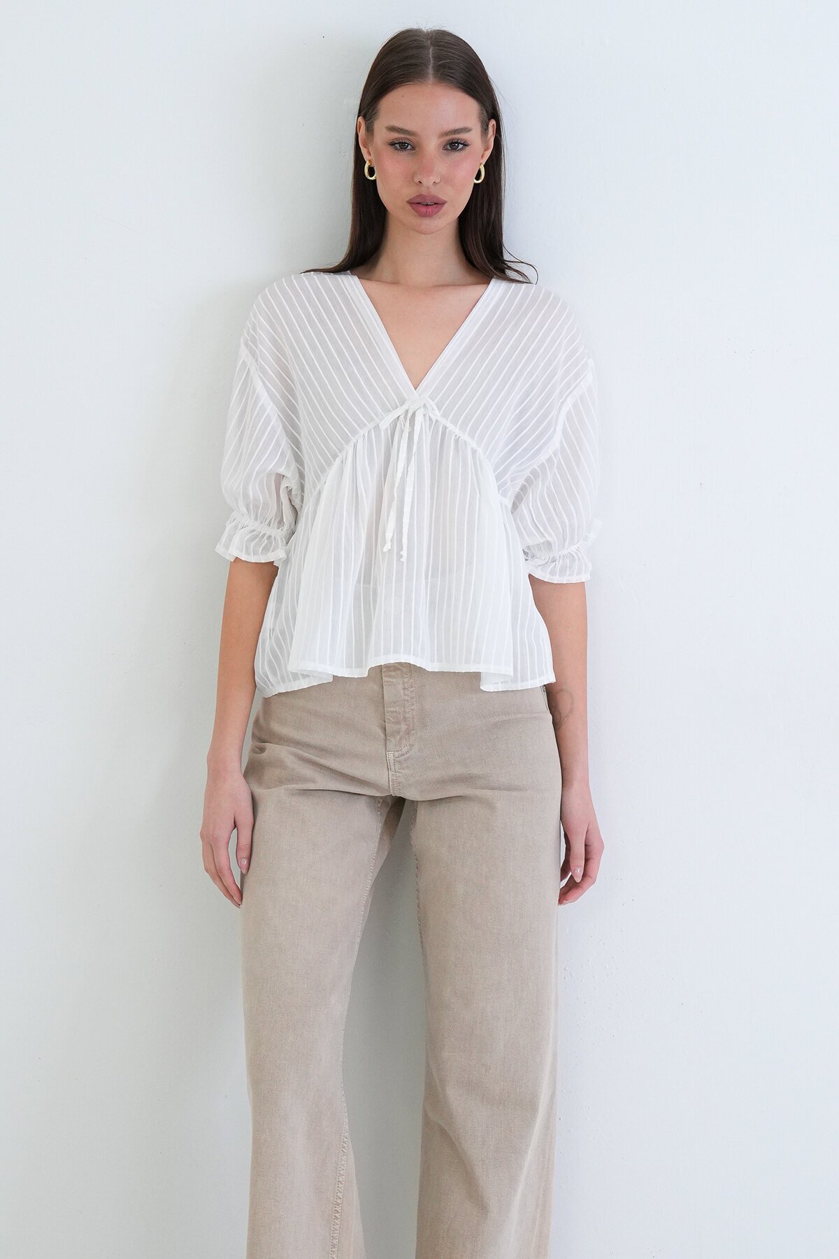 V Yaka Fırfırlı Bluz