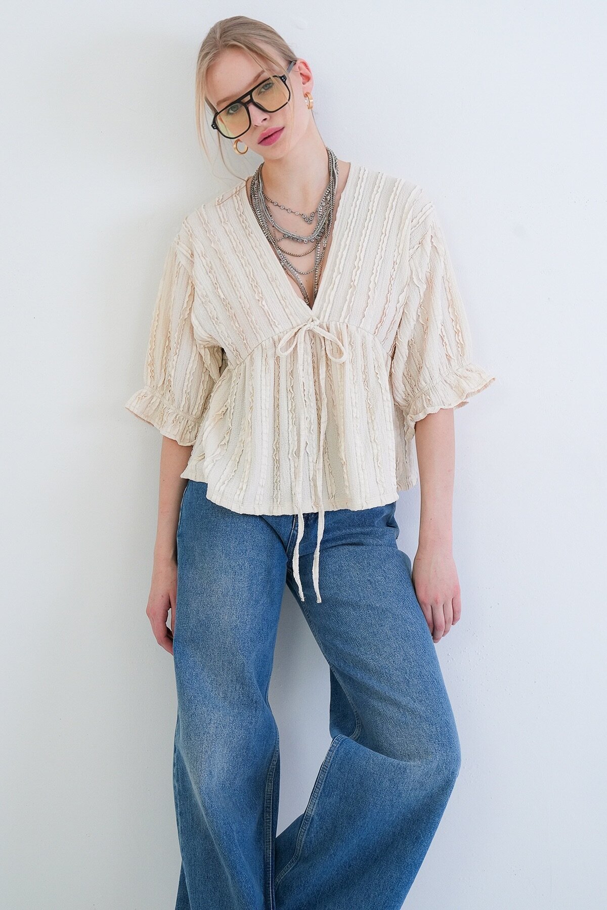 V Yaka Truvakar Kol Lastikli Fırfır Kumaş Bluz