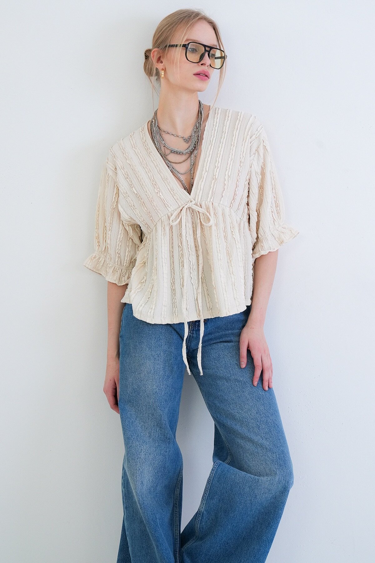 V Yaka Truvakar Kol Lastikli Fırfır Kumaş Bluz