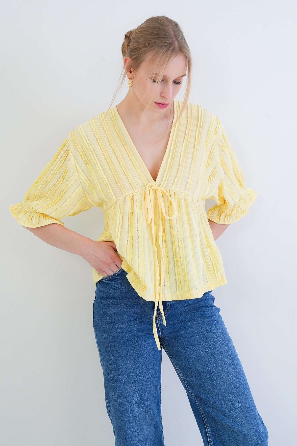 V Yaka Truvakar Kol Lastikli Fırfır Kumaş Bluz