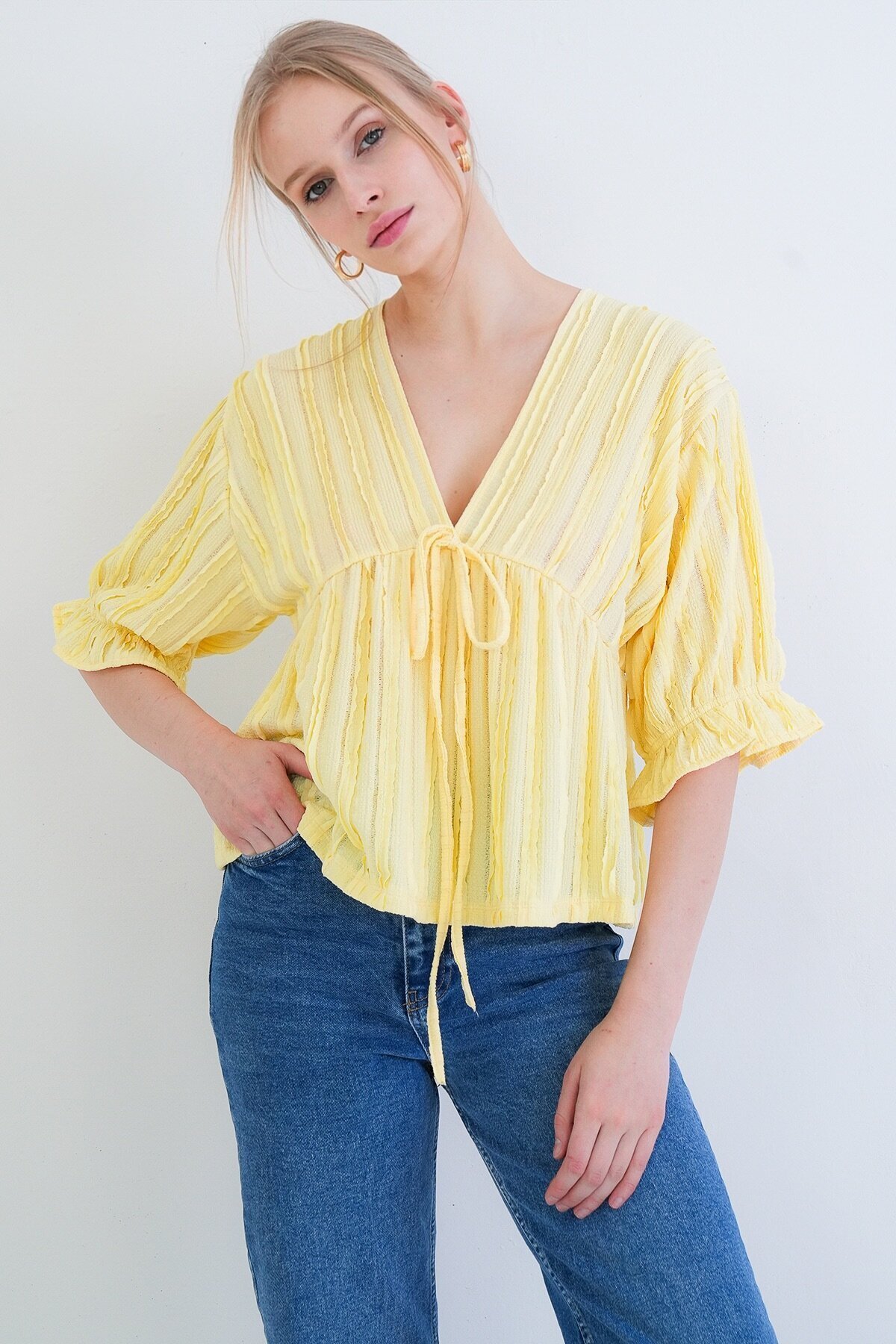 V Yaka Truvakar Kol Lastikli Fırfır Kumaş Bluz