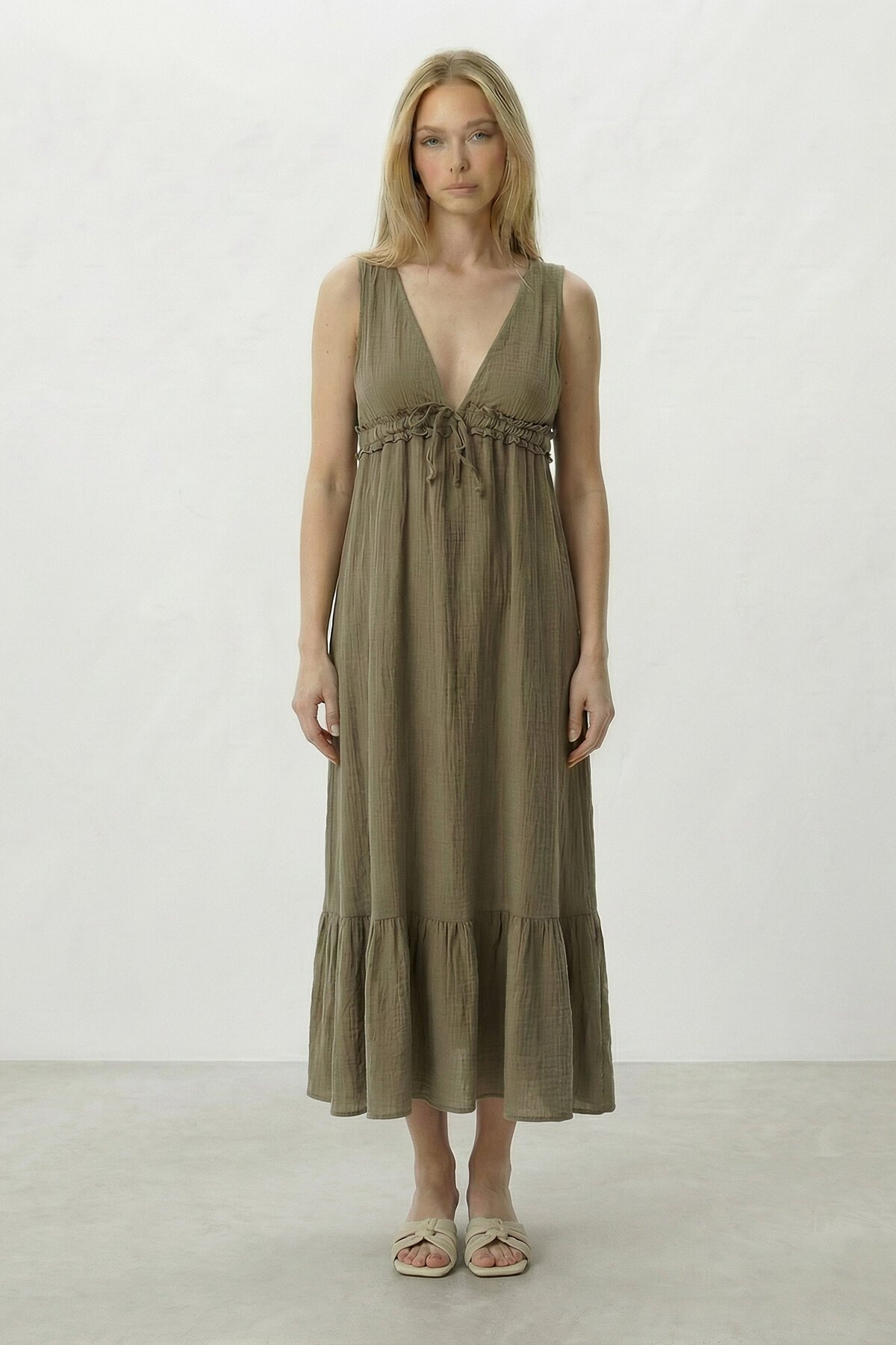 Vizon V Yaka Fırfır Detaylı Astarlı Müslin Elbise