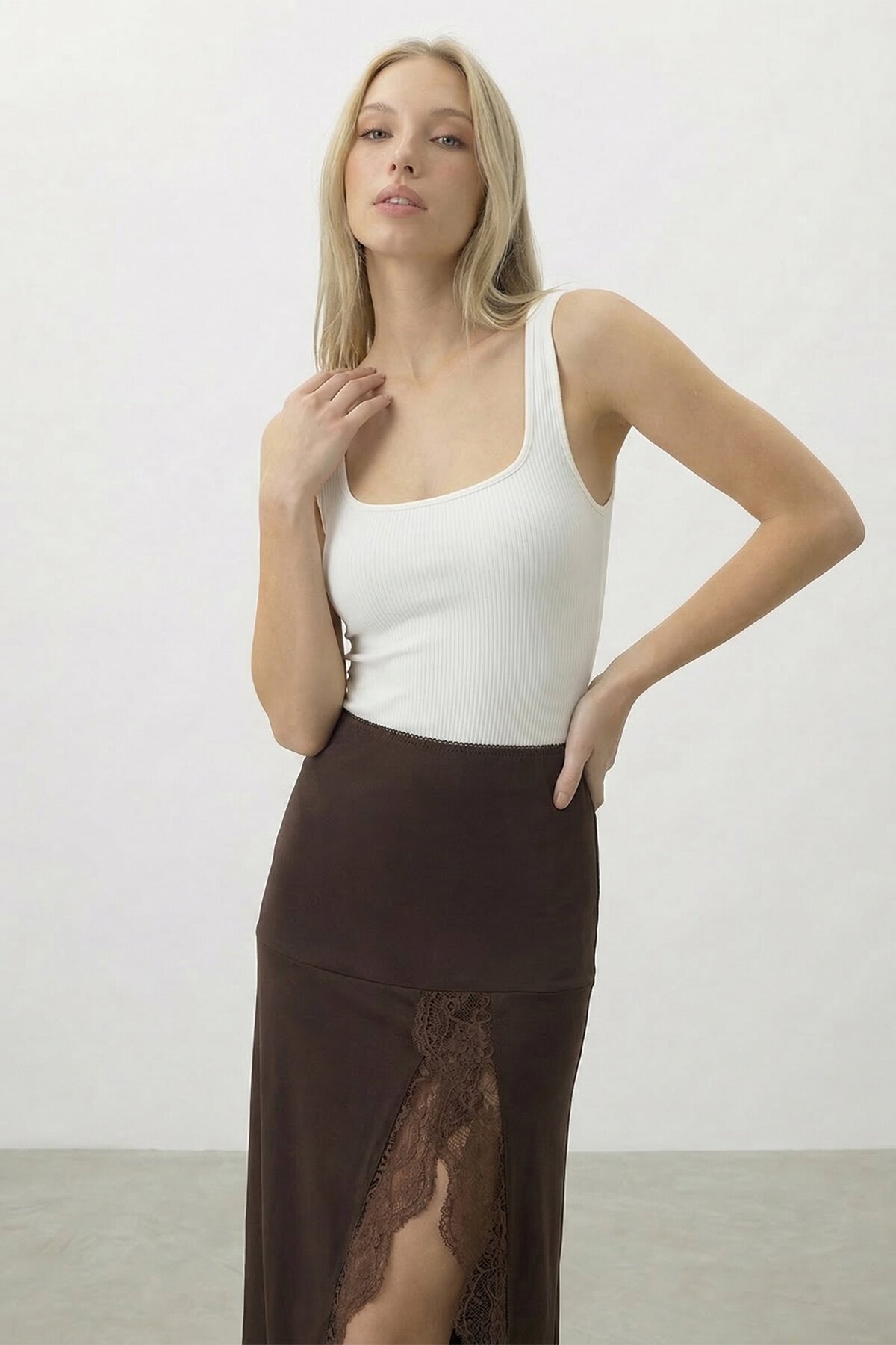 Yırtmaç Detaylı Dantel Detaylı Midi Etek