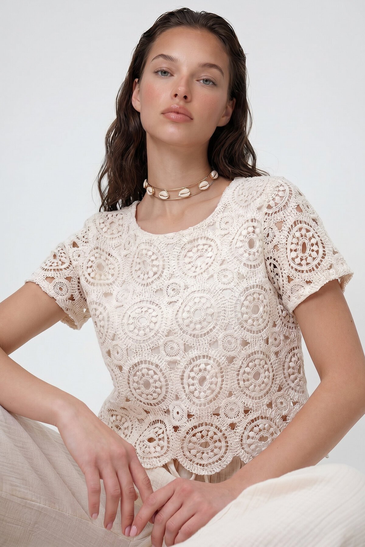 Bisiklet Yaka Delik Ajurlu İçi Astarlı Motif İşlemeli Crop Bluz