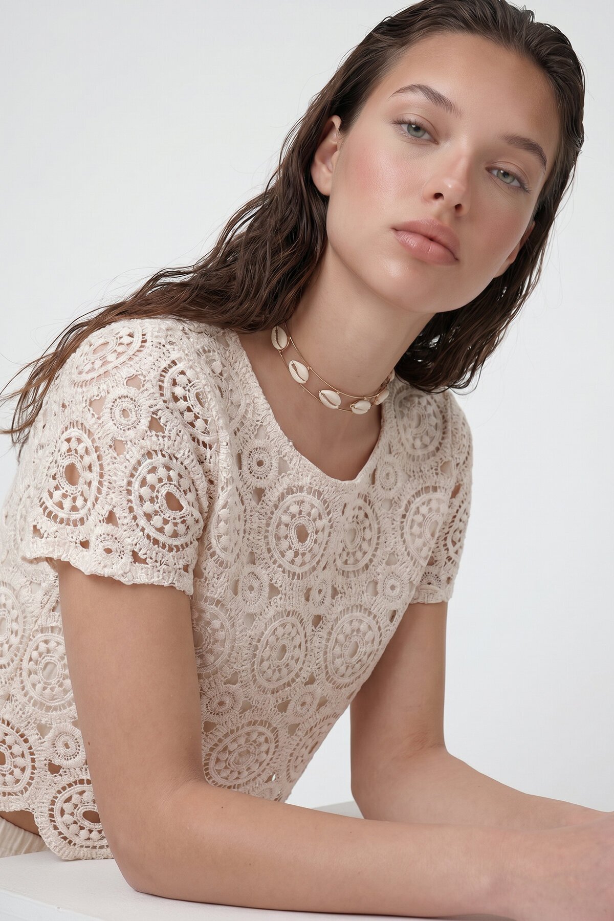 Bisiklet Yaka Delik Ajurlu İçi Astarlı Motif İşlemeli Crop Bluz