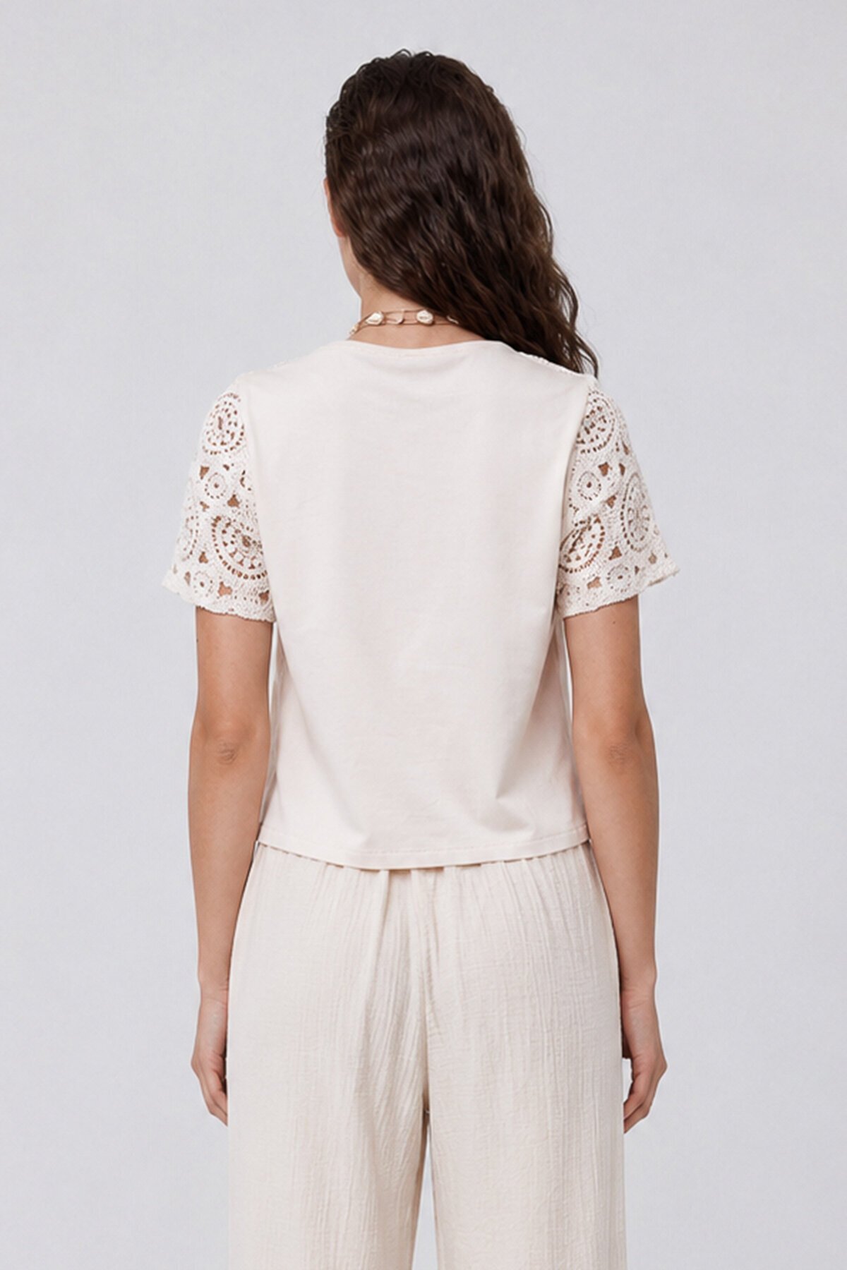 Bisiklet Yaka Delik Ajurlu İçi Astarlı Motif İşlemeli Crop Bluz