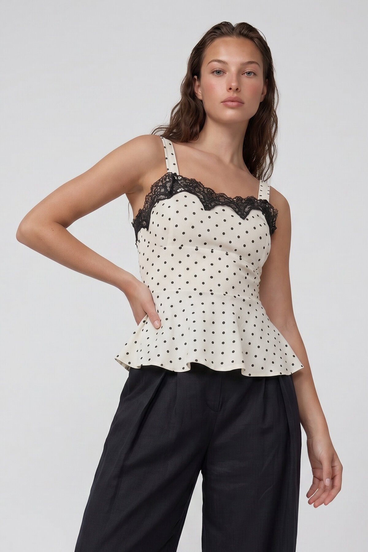 Dantel Detaylı Puantiyeli Askılı Astarlı Peplum Bluz
