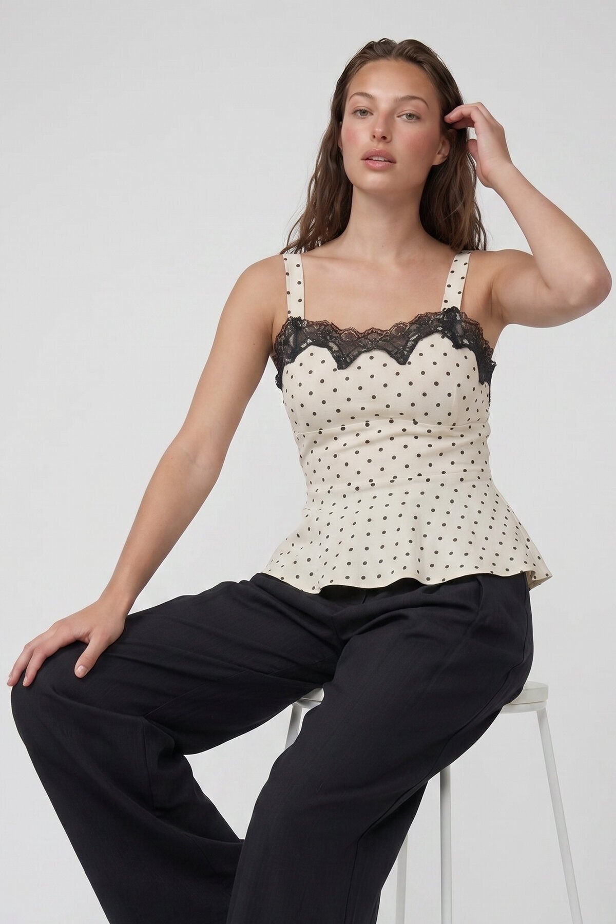 Dantel Detaylı Puantiyeli Askılı Astarlı Peplum Bluz