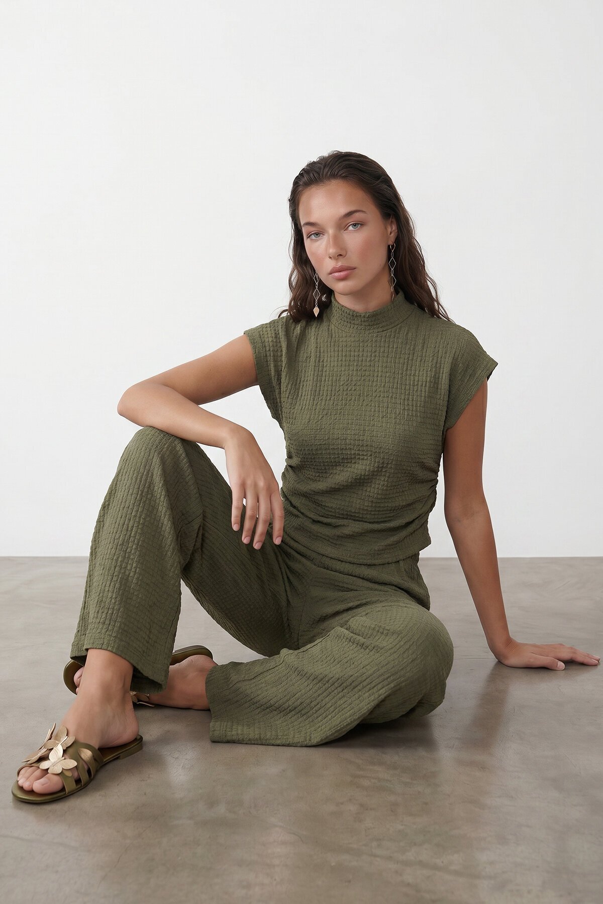 Dik Yaka Dokulu Yanları Drapeli Crop Bluz Ve Geniş Paça Pantolon Takım