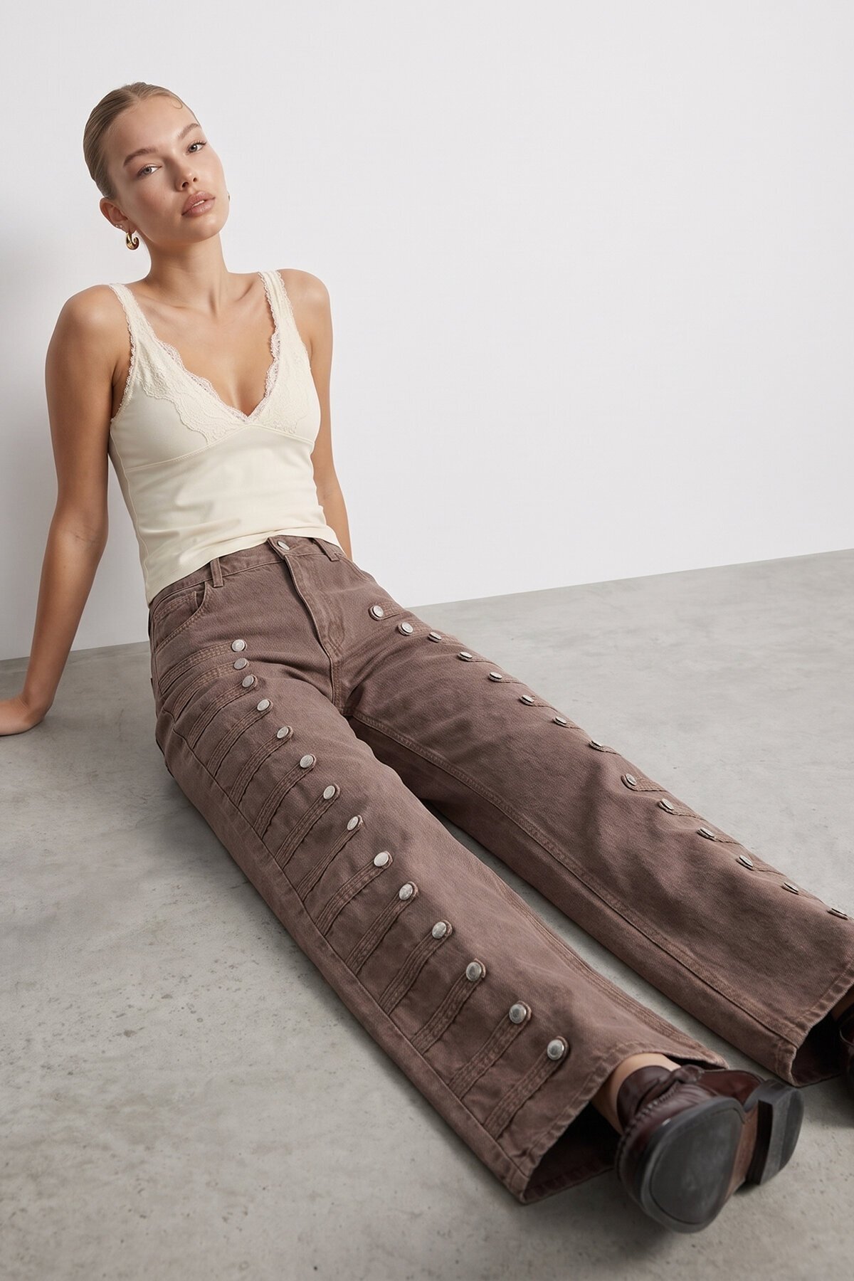 Metal Toka ve Şerit Detaylı Denim Pantolon