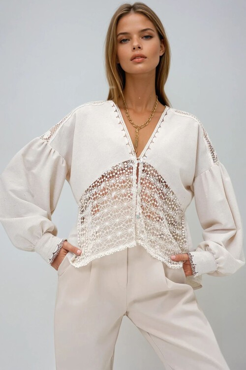 Bej V Yaka Güpür Detaylı Balon Kol Önü Düğmeli Keten Bluz