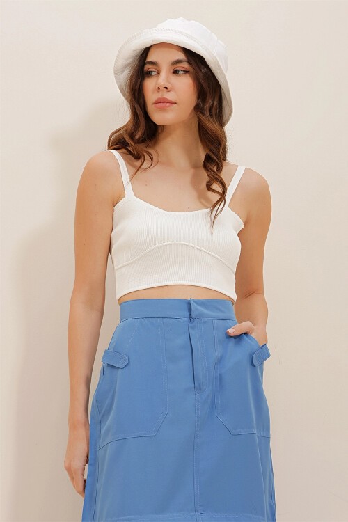 Beyaz Askılı Öpücük Yaka Crop Triko Bluz