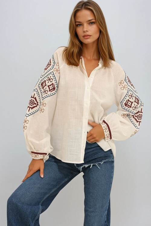 Beyaz Balon Kol Nakışlı Yakasız Gömlek