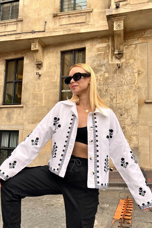 Beyaz Çiçek Nakışlı Düğmeli Denim Ceket